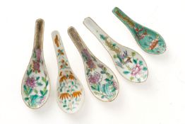 A GROUP OF FIVE FAMILLE ROSE PORCELAIN SPOONS