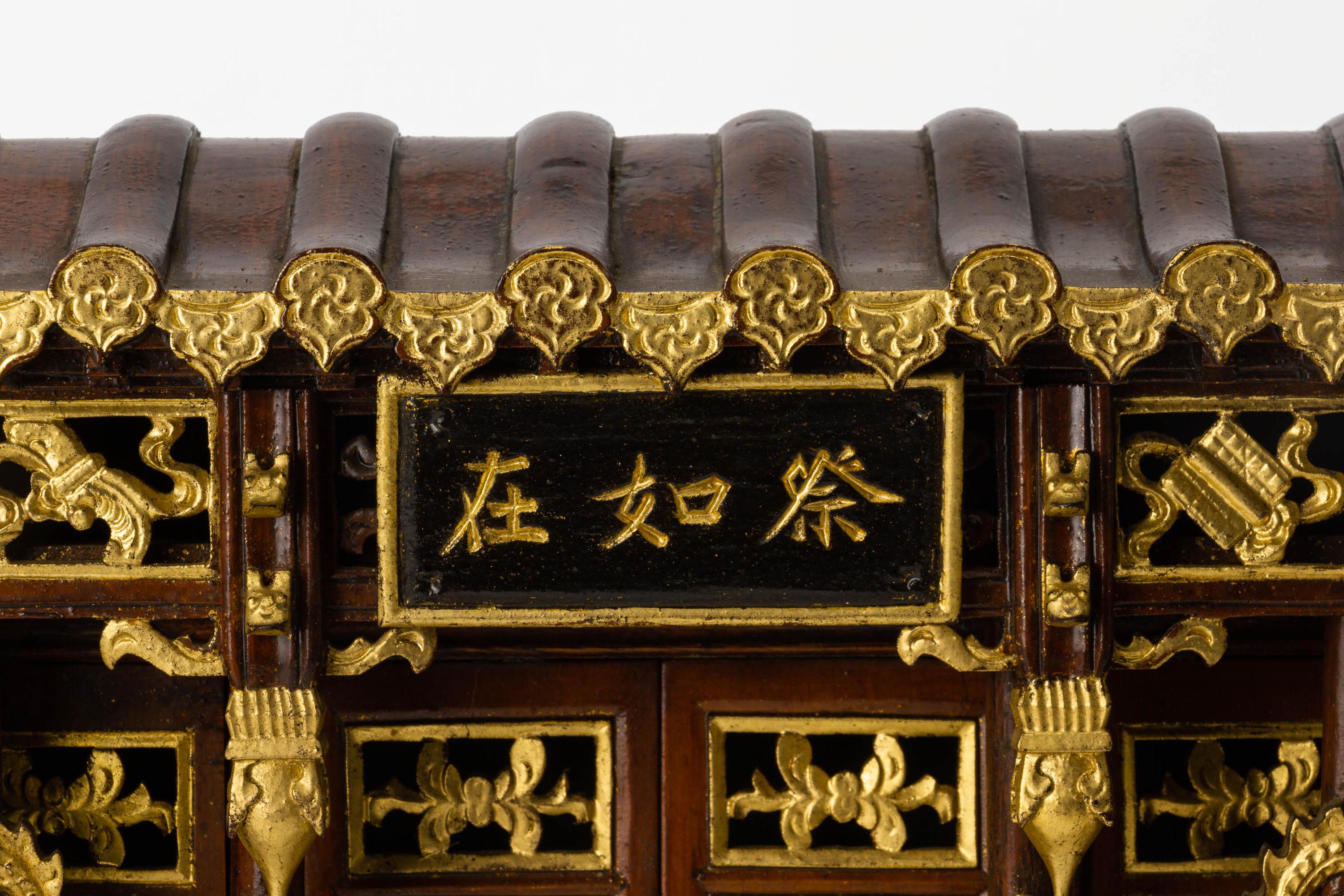 A CARVED AND PARCEL GILT ANCESTRAL SHRINE CABINET - Image 4 of 4