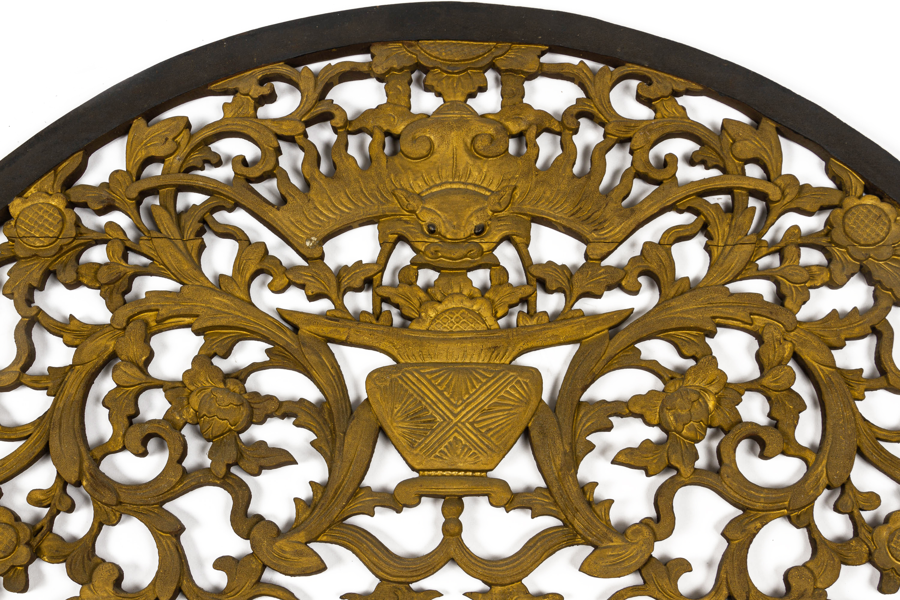 A PAIR OF ARCHED CARVED AND PIERCED WOOD PANELS - Image 2 of 4