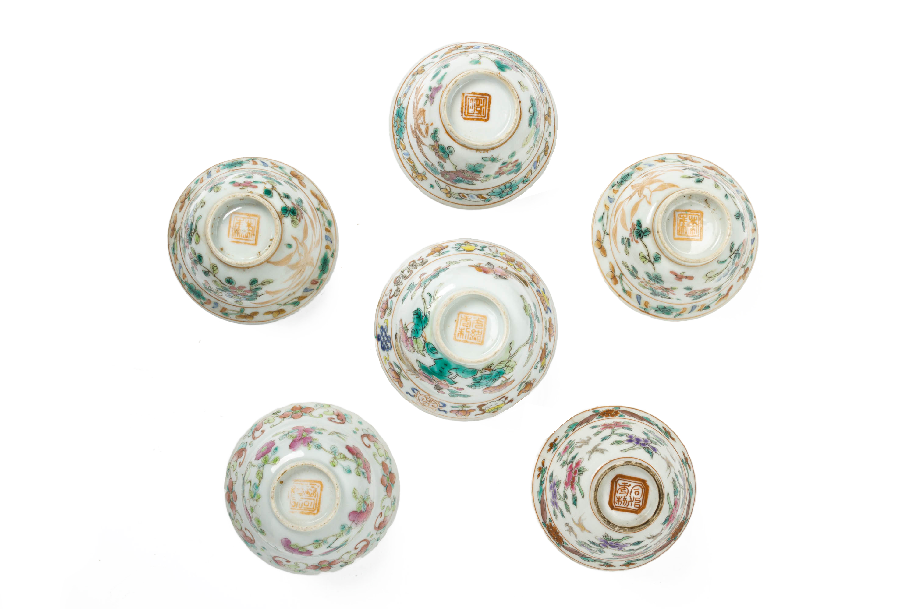 A GROUP OF WHITE GROUND FAMILLE ROSE TEA BOWLS AND SAUCERS - Image 5 of 5