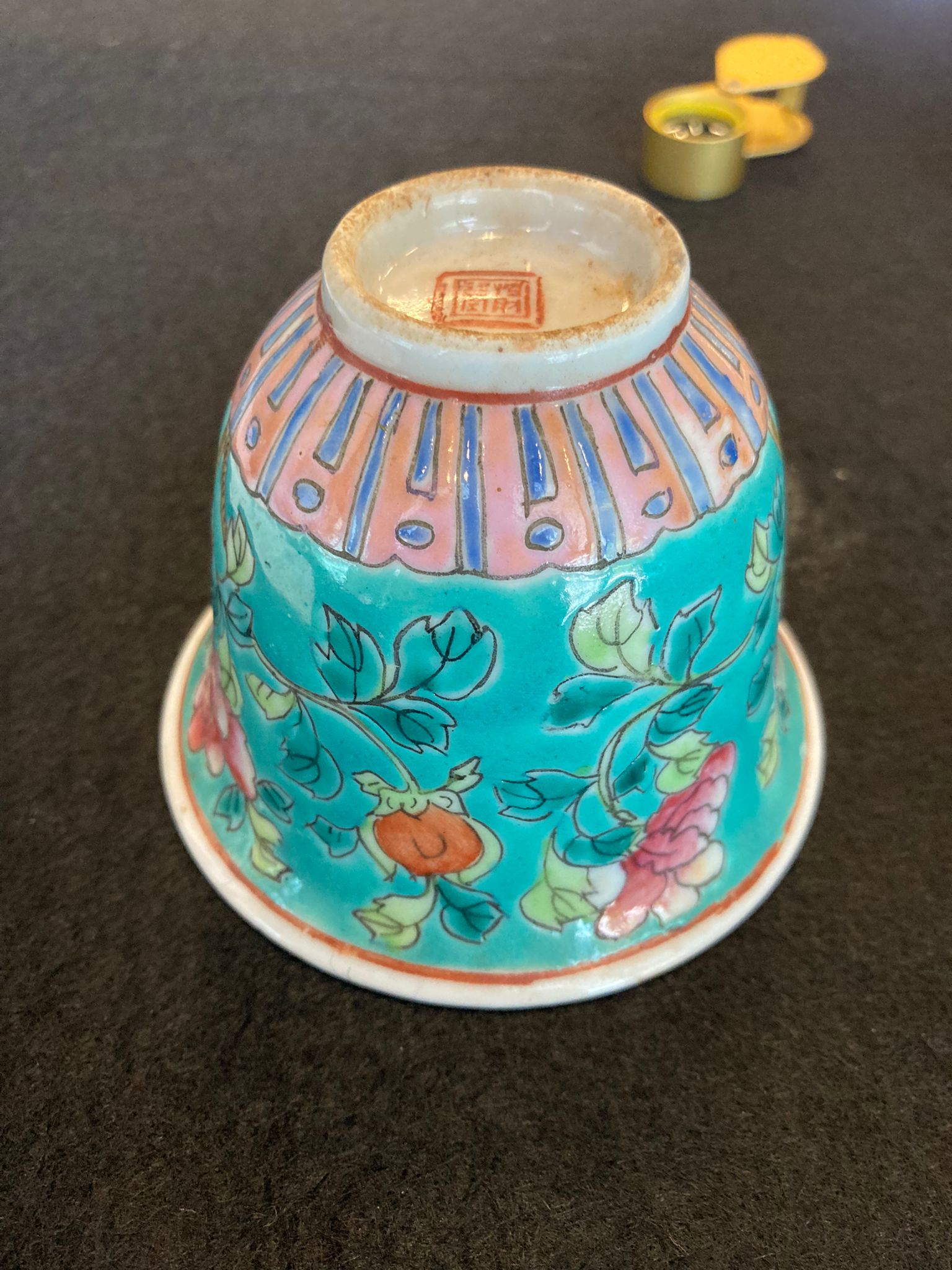 A TURQUOISE GROUND FAMILLE ROSE 'PEONY' WINE WARMER - Image 9 of 29