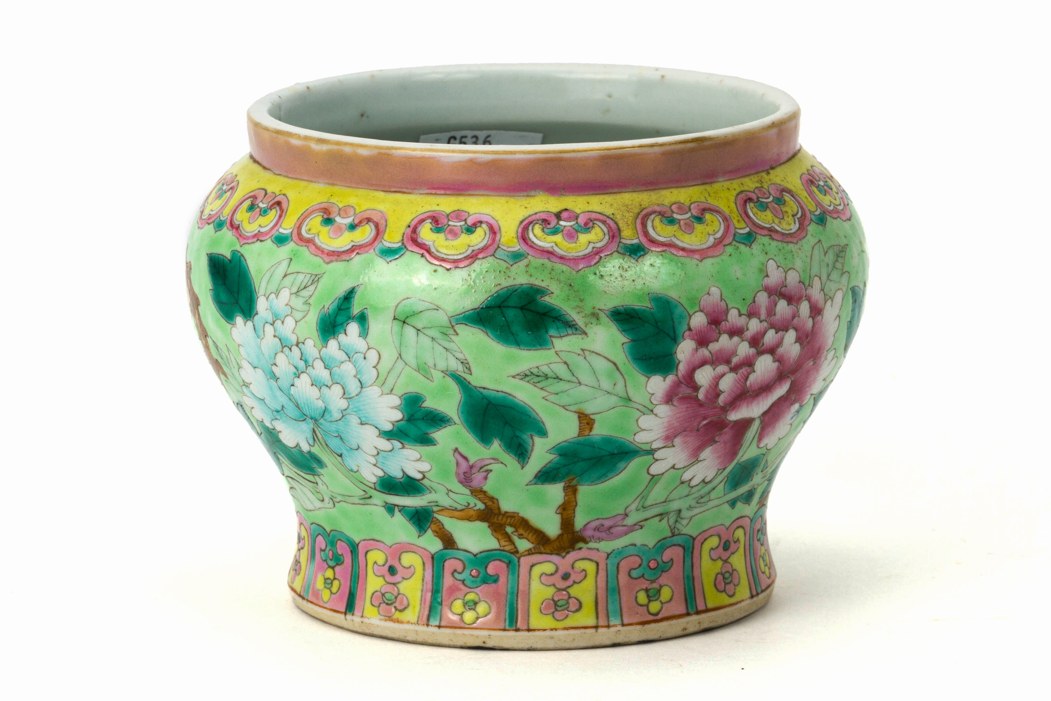 A LIME GREEN GROUND FAMILLE ROSE TABLE SPITTOON - Image 2 of 4