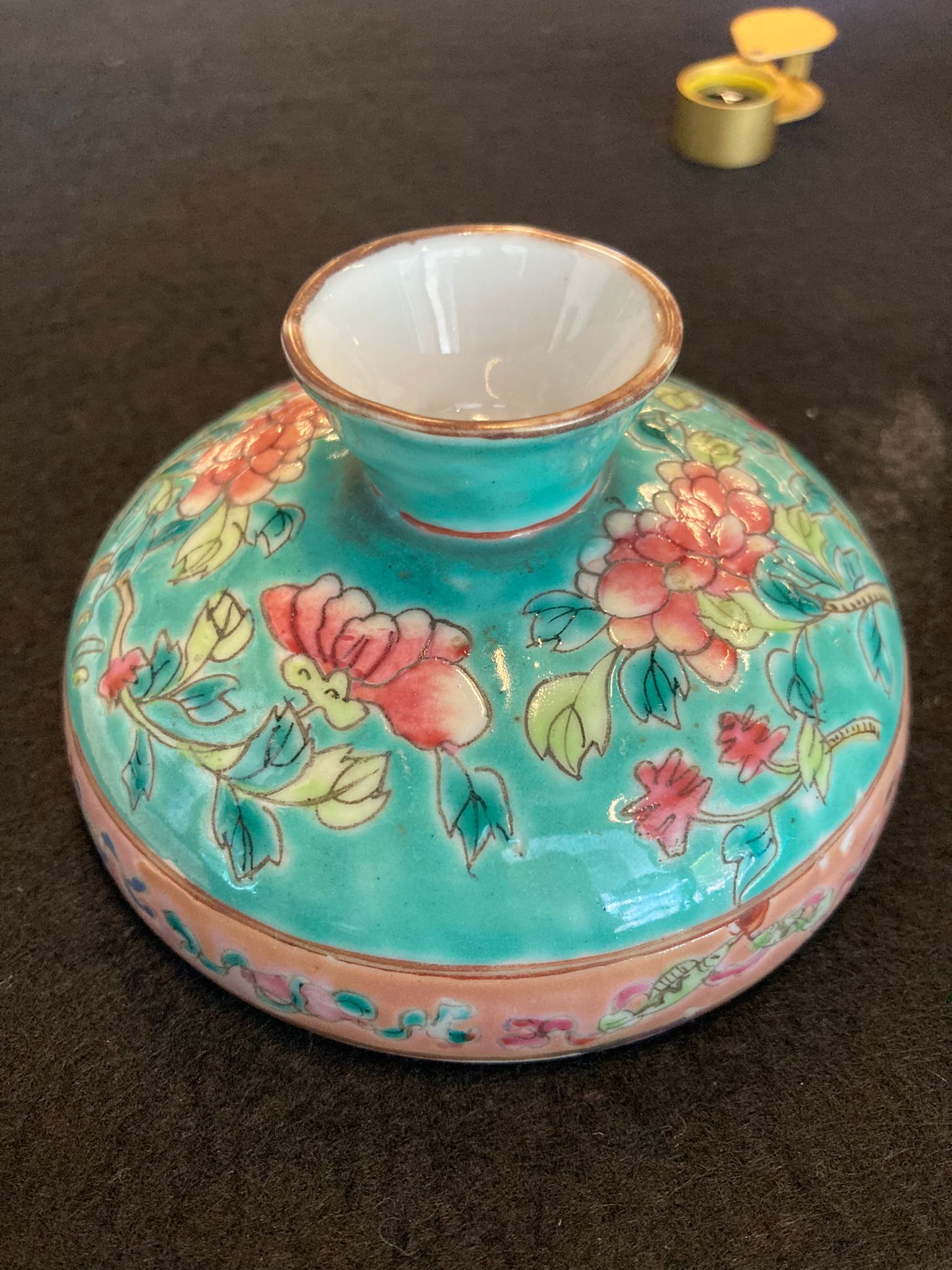 A TURQUOISE GROUND FAMILLE ROSE 'PEONY' WINE WARMER - Image 28 of 29