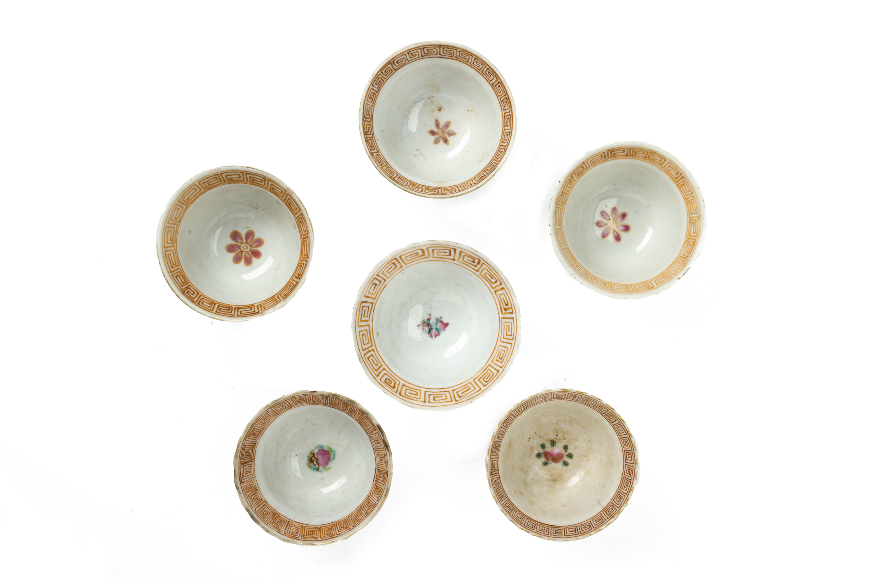 A GROUP OF WHITE GROUND FAMILLE ROSE TEA BOWLS AND SAUCERS - Image 4 of 5
