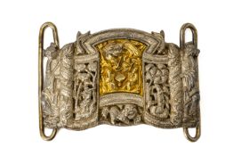 A SILVER AND SILVER GILT BELT BUCKLE