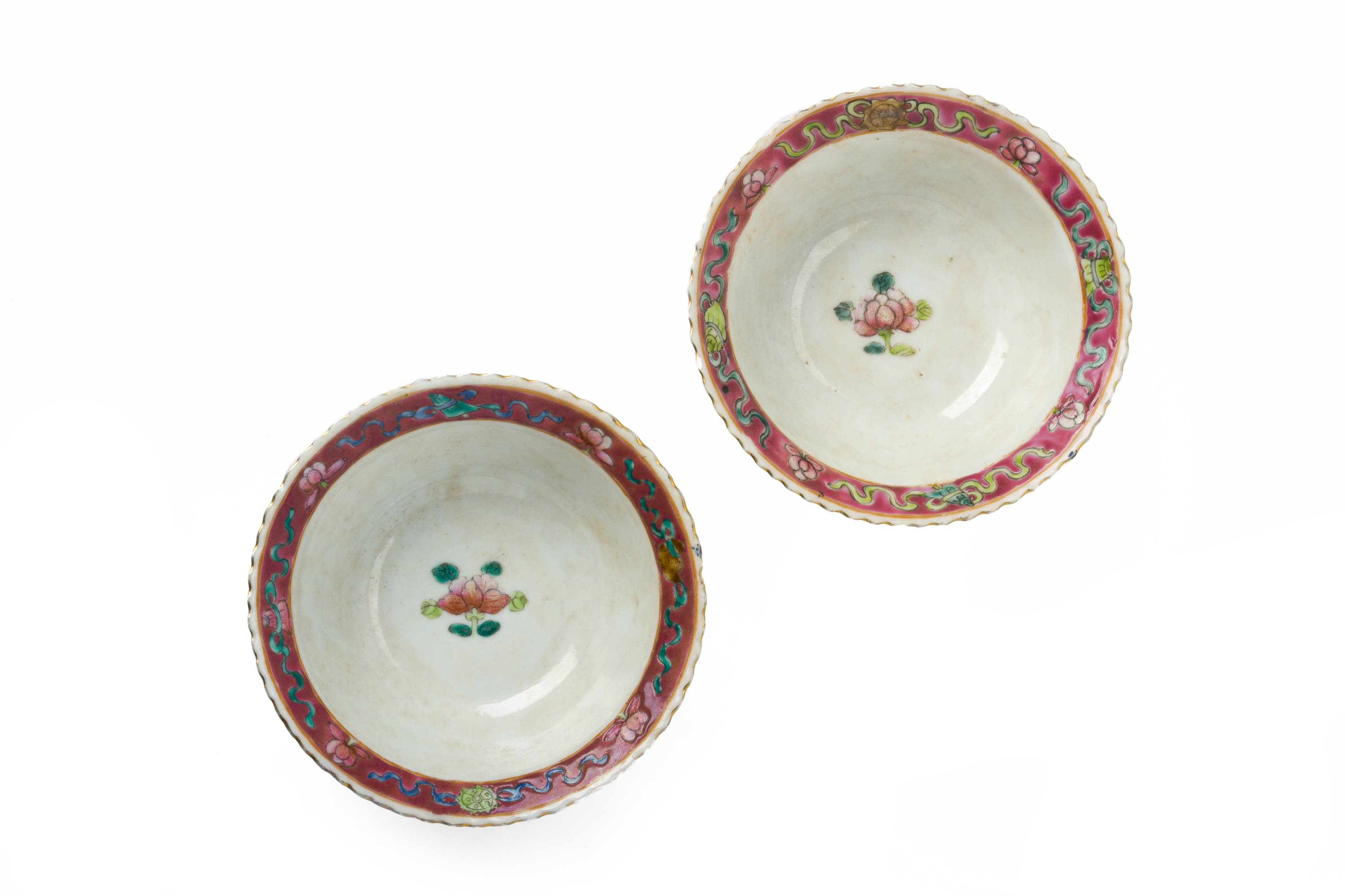 A GROUP OF FOUR FAMILLE ROSE 'PHOENIX' BOWLS - Image 4 of 5