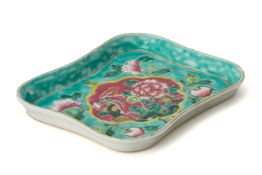 A RECTANGULAR TURQUOISE GROUND FAMILLE ROSE TRAY