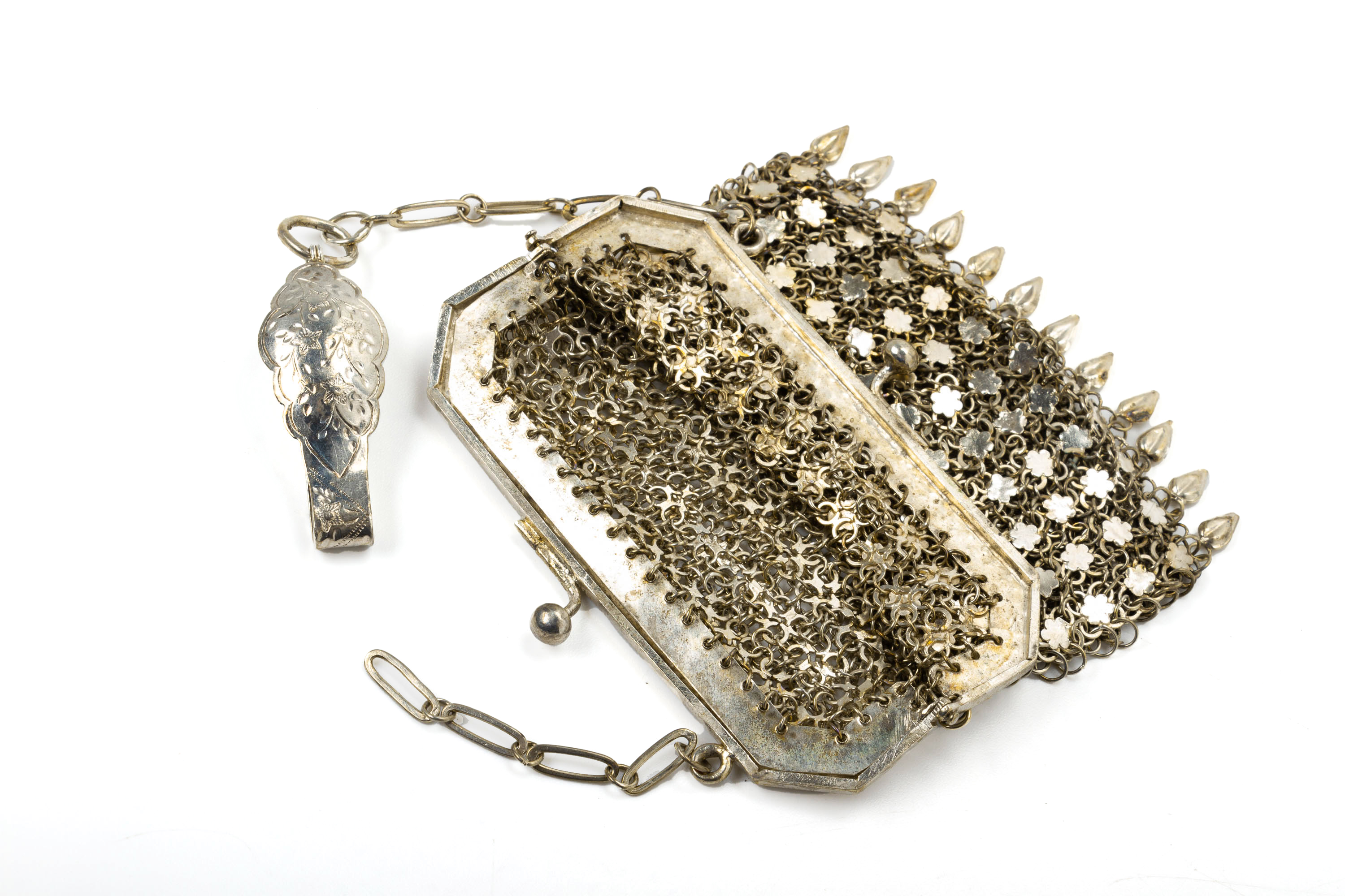 TWO WHITE METAL MESH PURSES WITH CHATELAINE CLIPS - Image 4 of 15