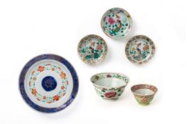 A GROUP OF SIX FAMILLE ROSE PORCELAIN TEA BOWLS AND PLATES