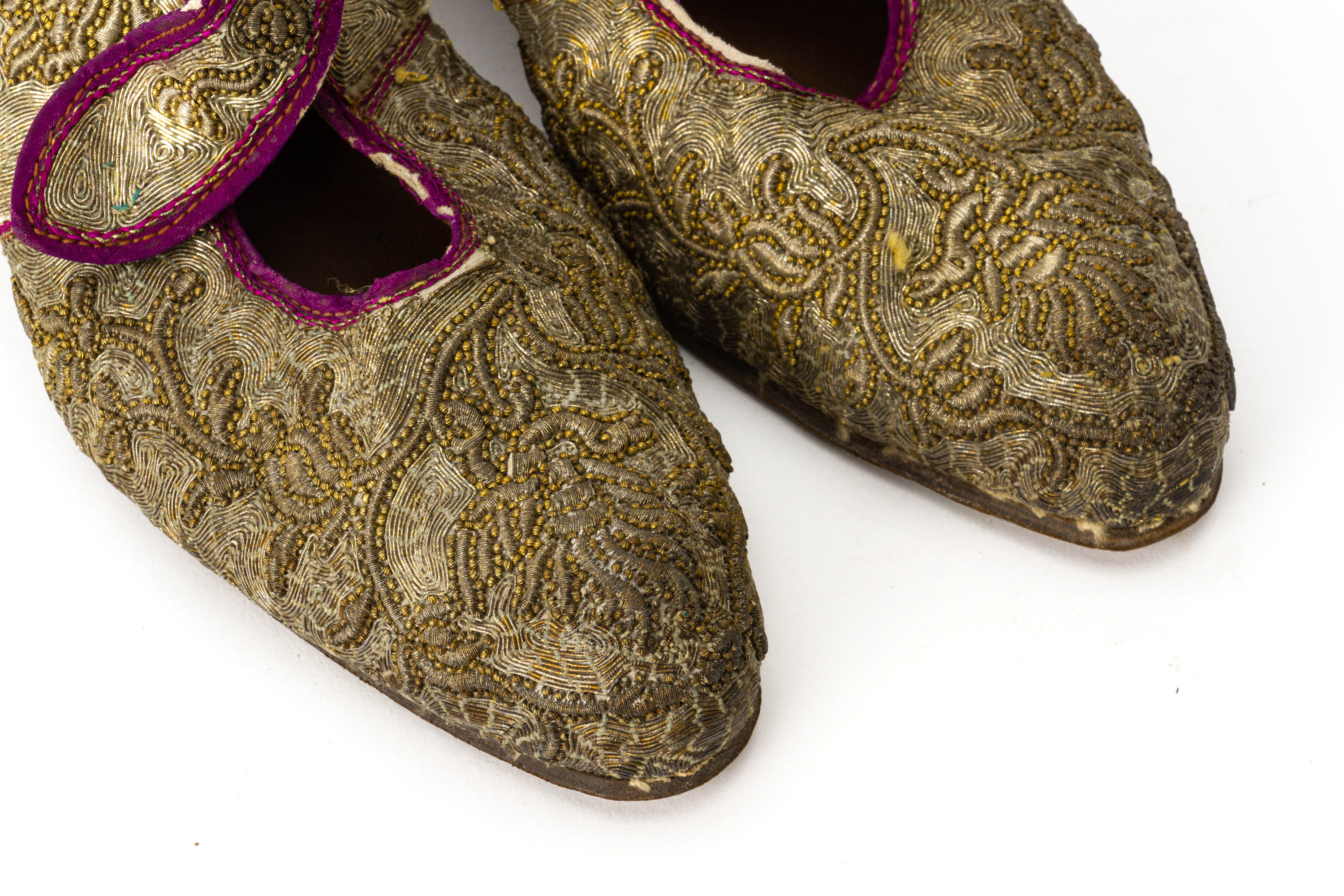 A PAIR OF HEELED EMBROIDERED WEDDING SHOES - Image 2 of 3