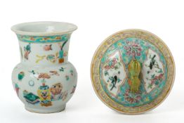 A PORCELAIN SPITTOON AND A KAMCHENG LID