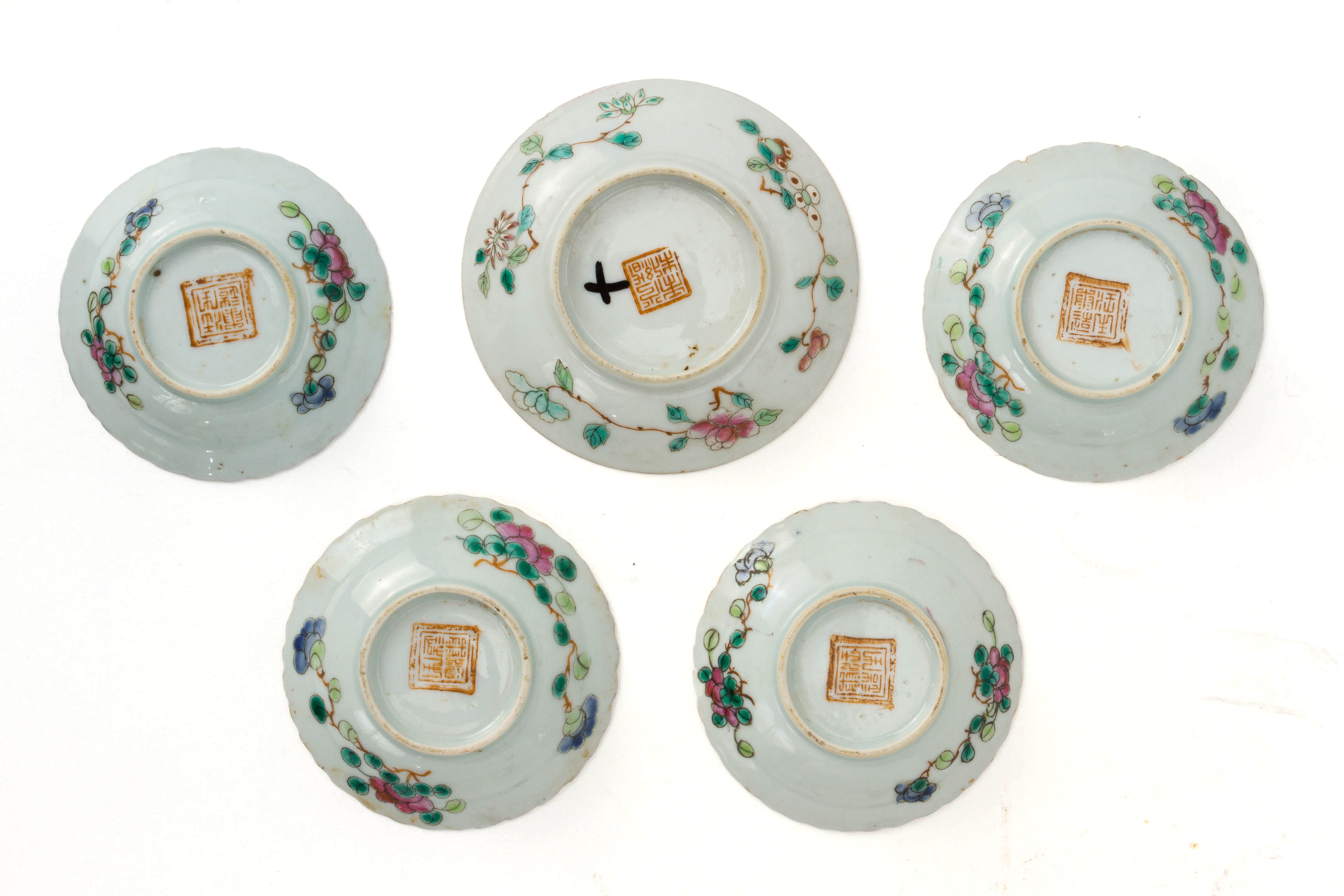 A GROUP OF FIVE WHITE GROUND FAMILLE ROSE SMALL PLATES - Image 3 of 3