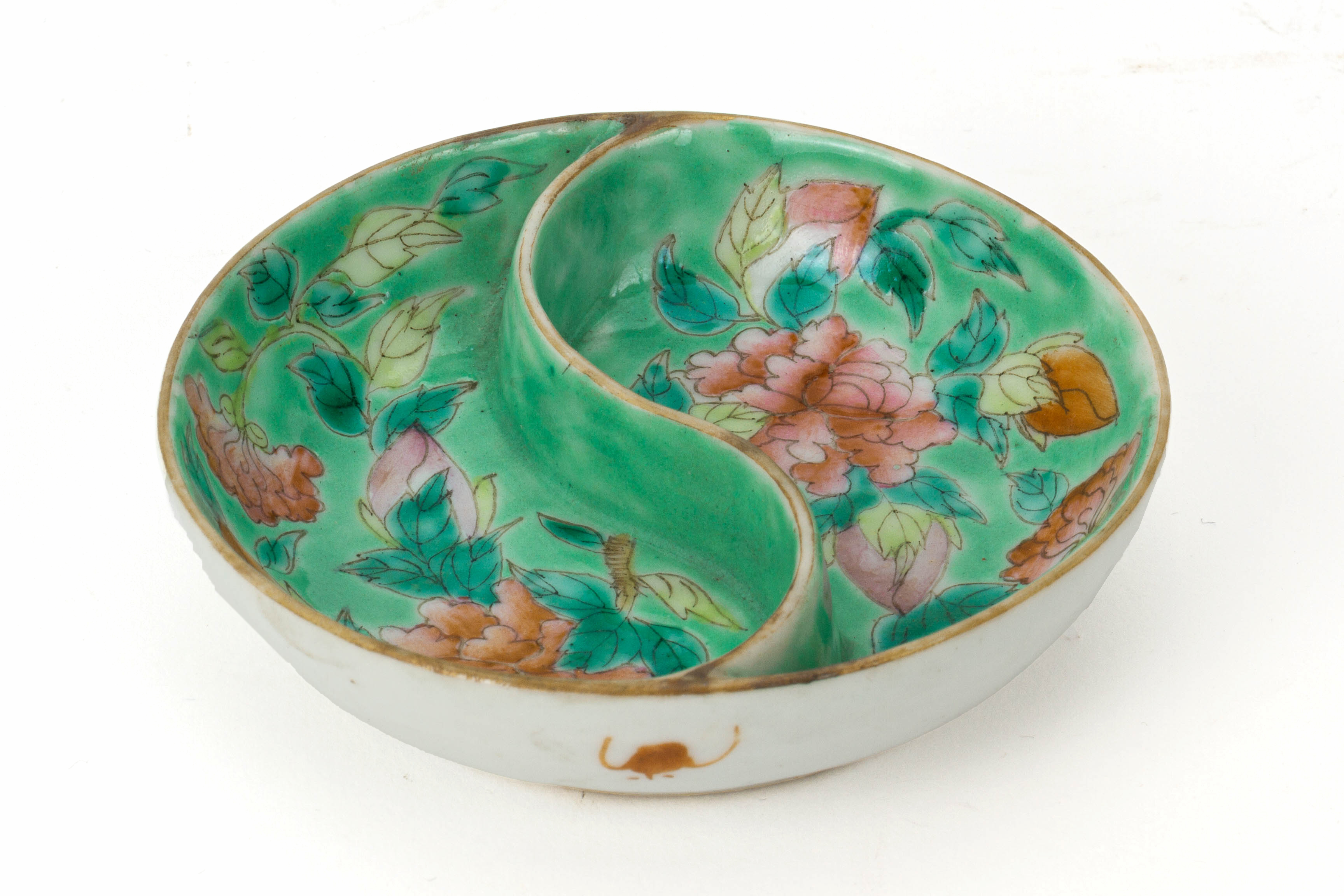 A TURQUOISE GROUND FAMILLE ROSE 'PEONY' DIVIDED DISH - Image 3 of 3