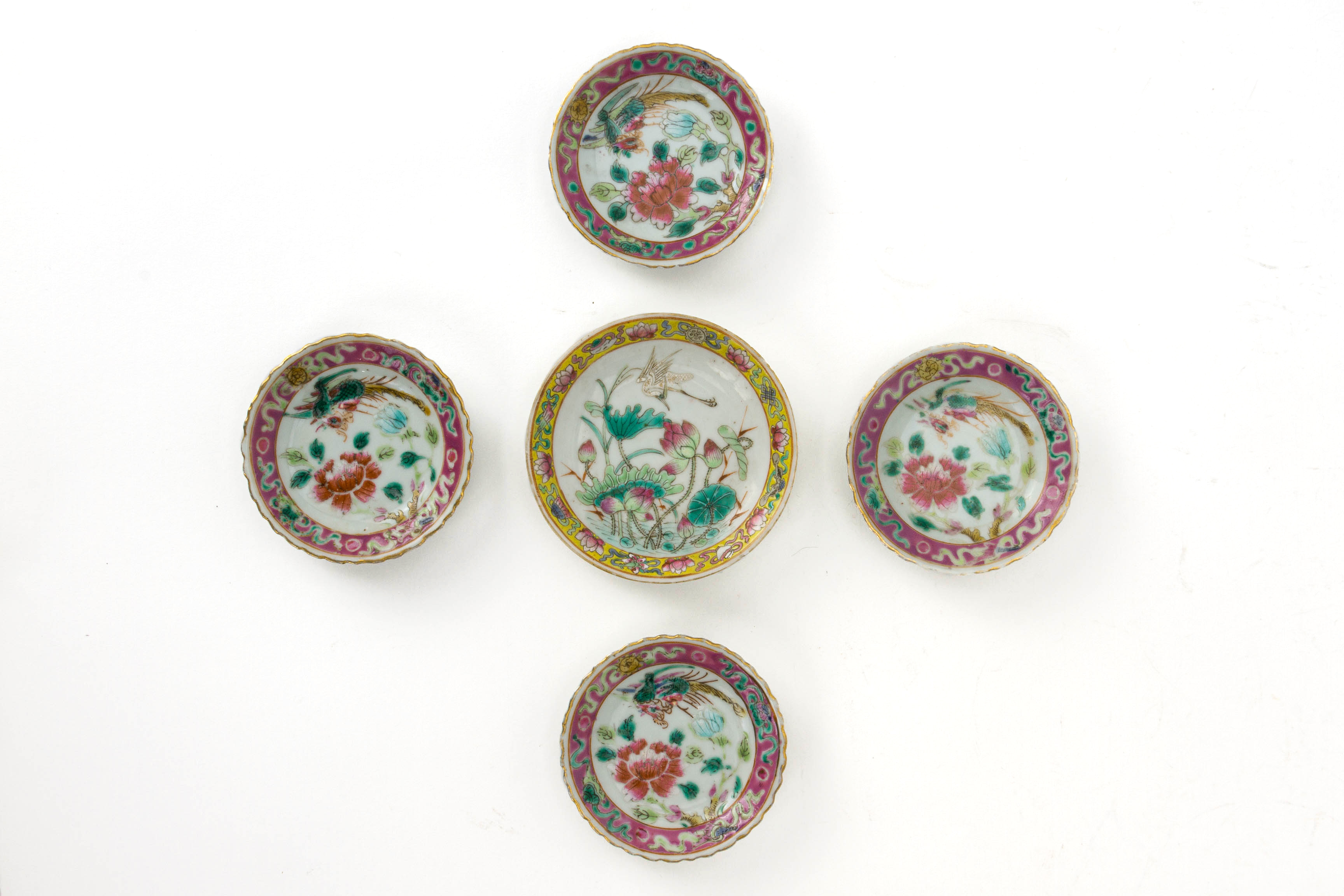 A GROUP OF FIVE WHITE GROUND FAMILLE ROSE SMALL PLATES - Image 2 of 3