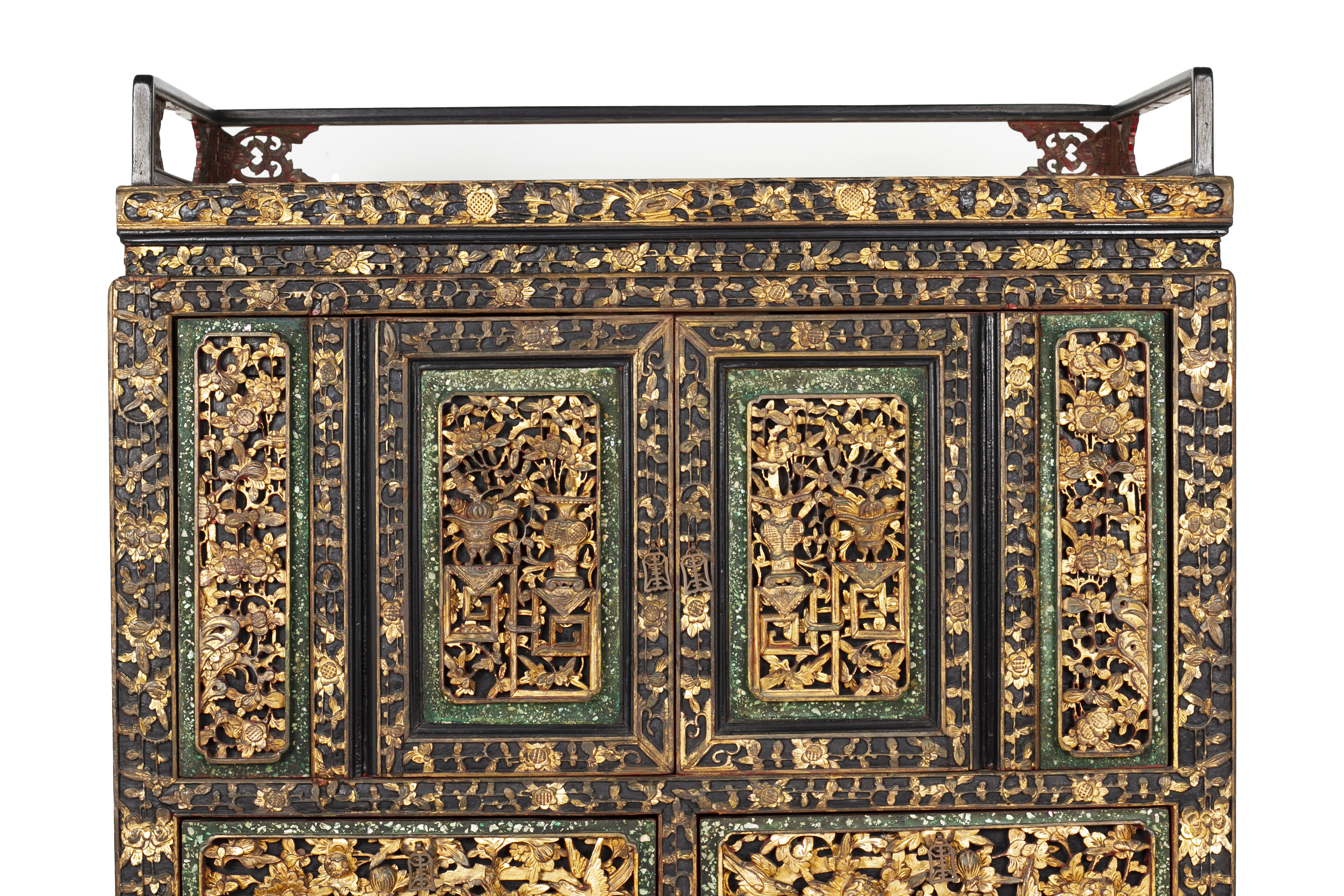 AN ELABORATE CARVED AND PARCEL-GILT CABINET - Image 4 of 11