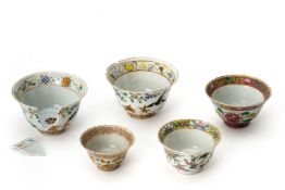 A GROUP OF FIVE FAMILLE ROSE PORCELAIN TEA BOWLS