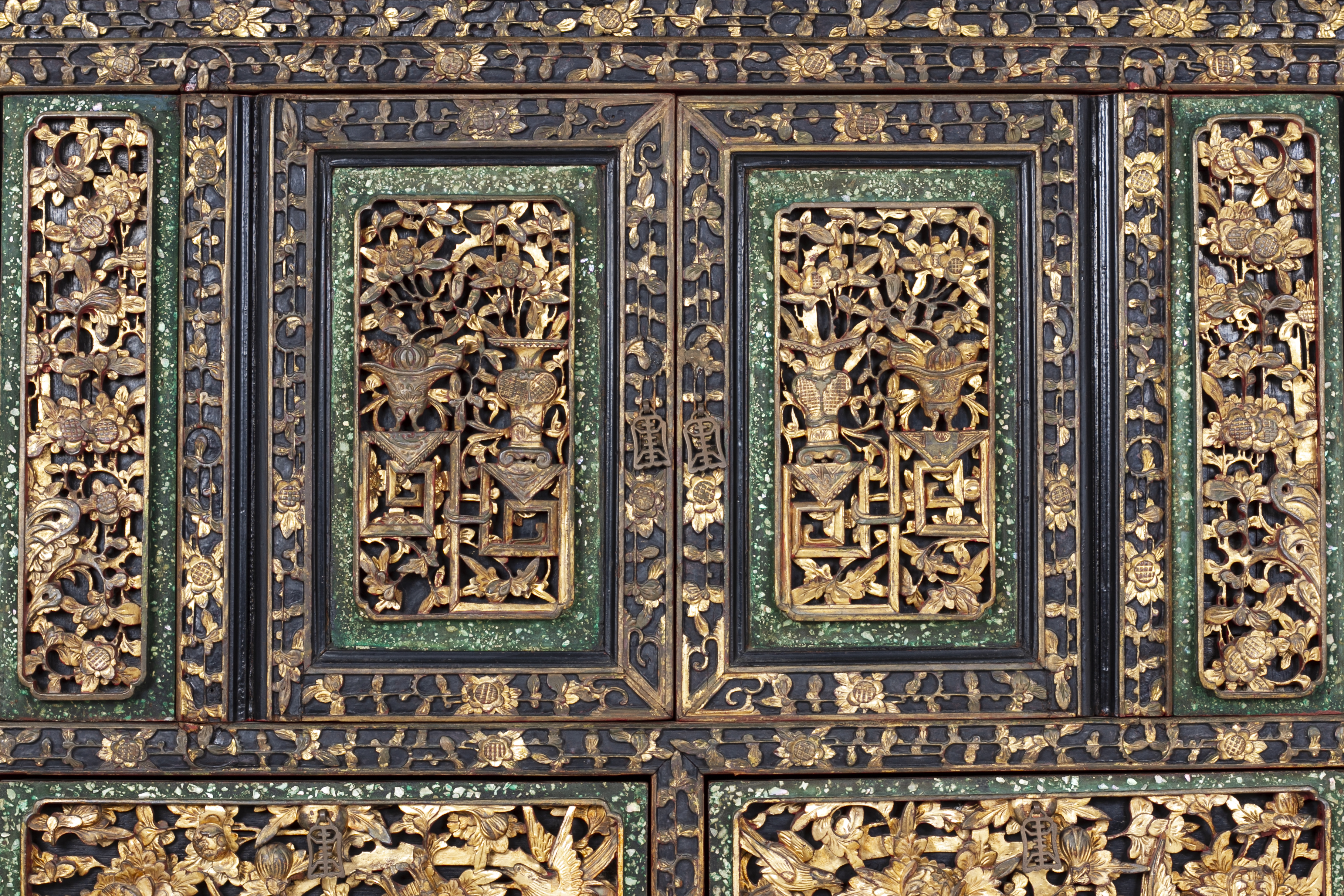 AN ELABORATE CARVED AND PARCEL-GILT CABINET - Image 3 of 11