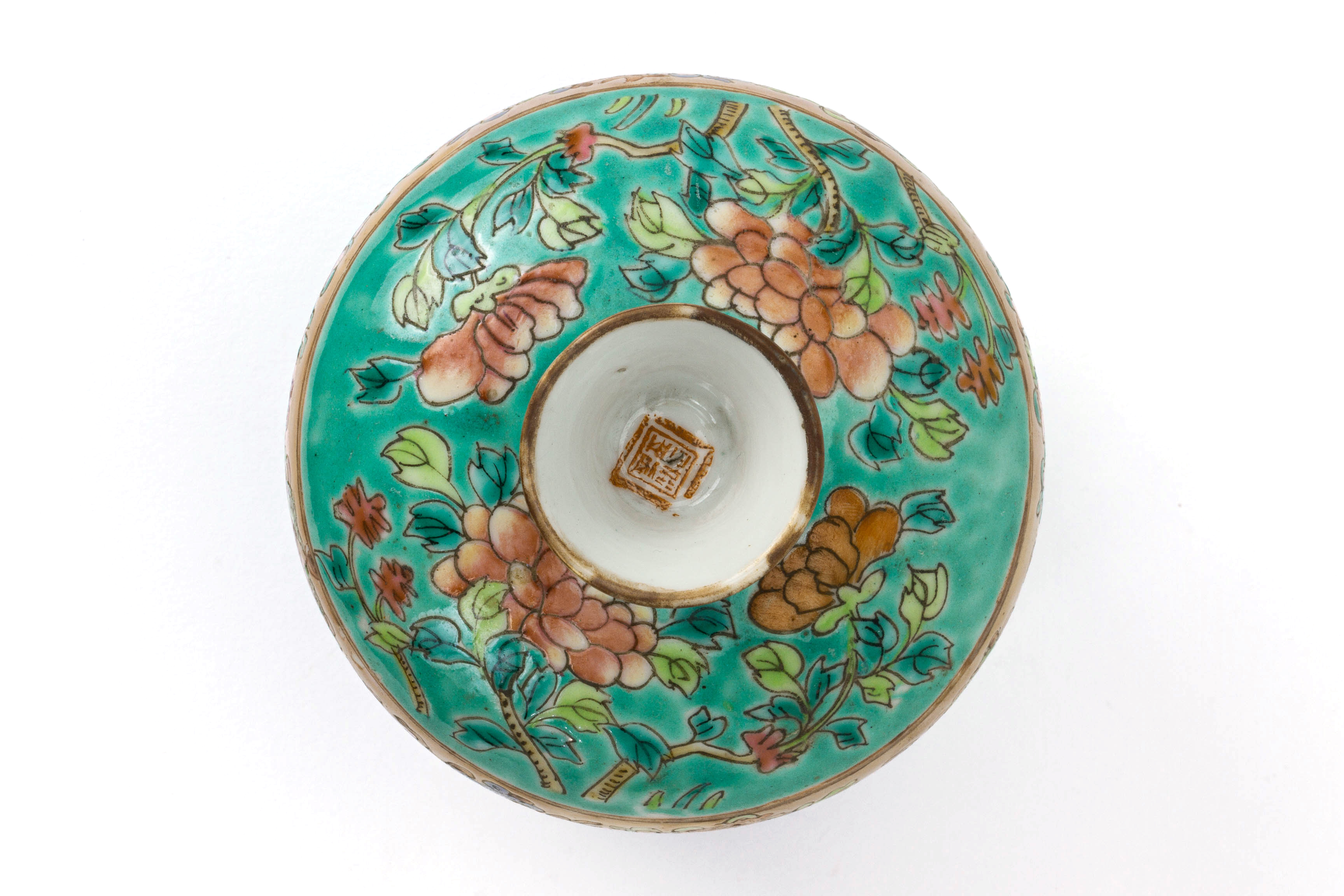 A TURQUOISE GROUND FAMILLE ROSE 'PEONY' WINE WARMER - Image 4 of 29