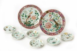 A GROUP OF EIGHT FAMILLE ROSE PORCELAIN ITEMS