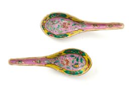 A PAIR OF FAMILLE ROSE 'CHONG CHAI' PORCELAIN SPOONS