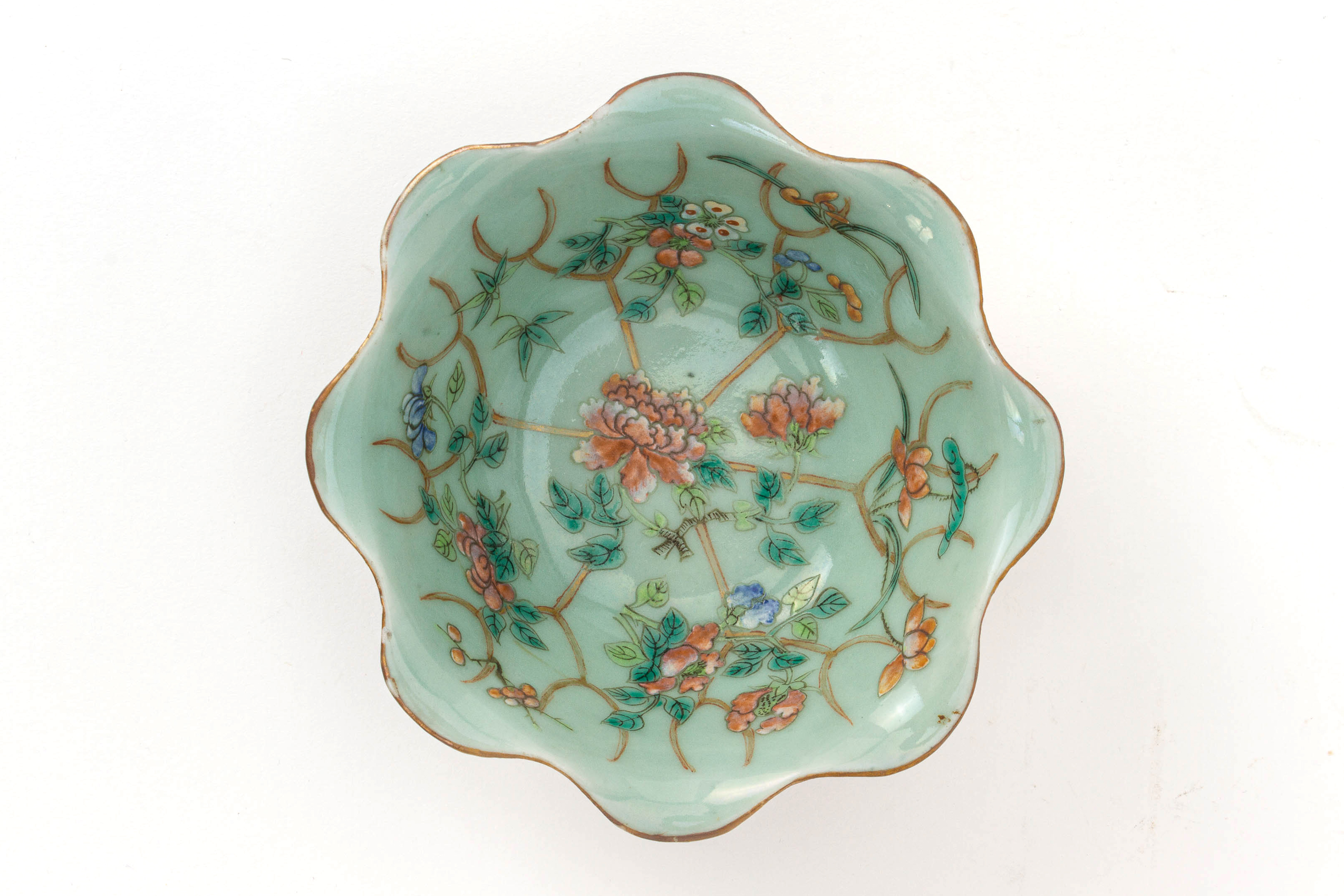 A CELADON AND PINK GROUND 'FOUR SEASONS' SCALLOPED BOWL - Image 2 of 3