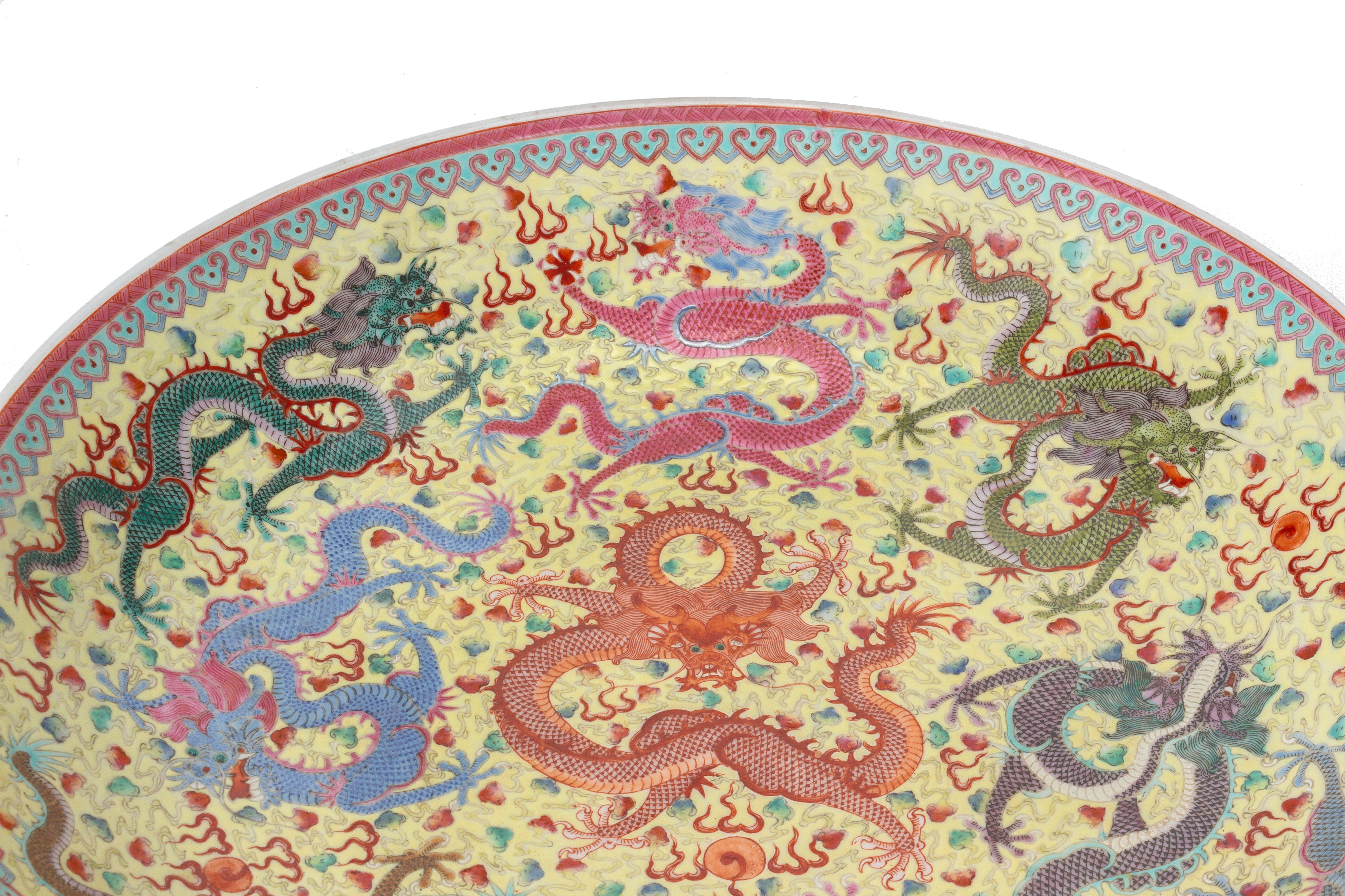 A LARGE YELLOW GROUND FAMILLE ROSE DRAGON DISH - Image 4 of 13