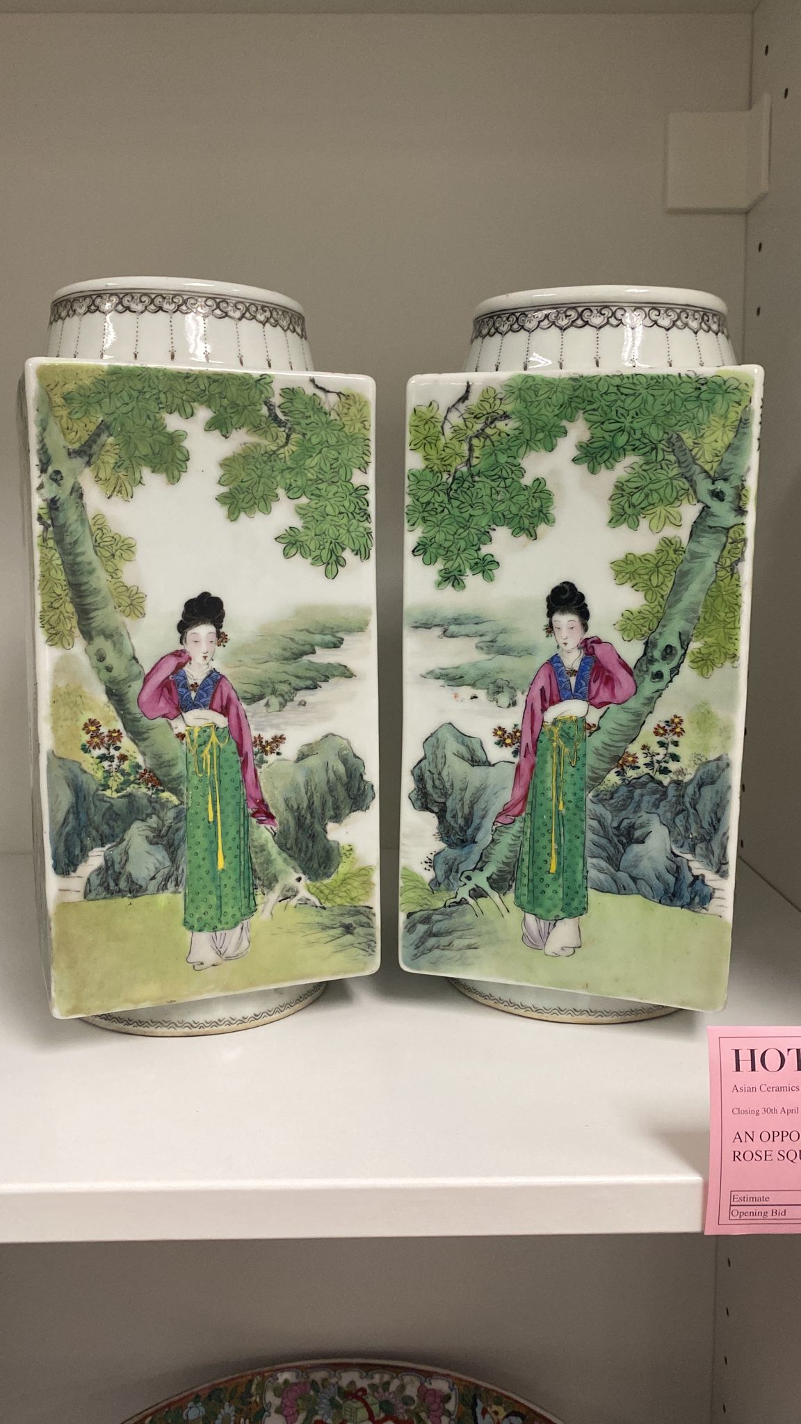 AN OPPOSING PAIR OF FAMILLE ROSE SQUARE SECTION VASES - Image 7 of 17