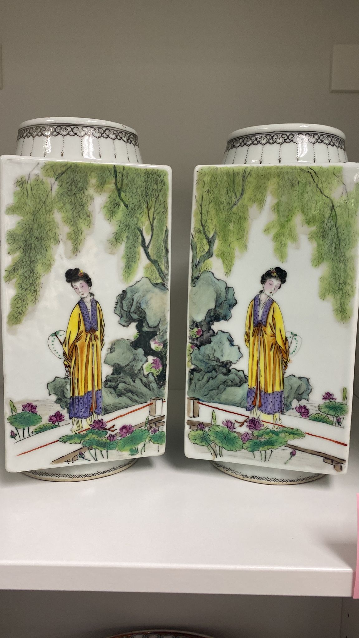 AN OPPOSING PAIR OF FAMILLE ROSE SQUARE SECTION VASES - Image 6 of 17