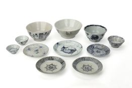 AN ASSORTED GROUP OF ORIENTAL BLUE AND WHITE CERAMICS
