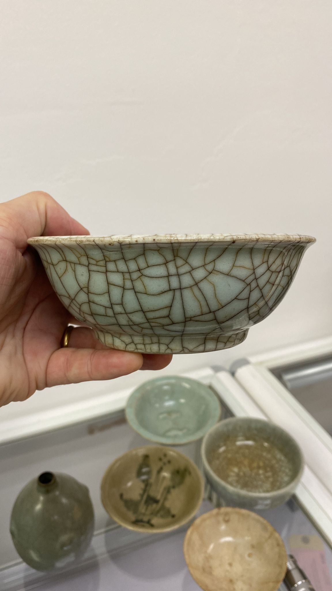 A GROUP OF SIX CELADON AND OTHER CERAMICS - Image 5 of 18