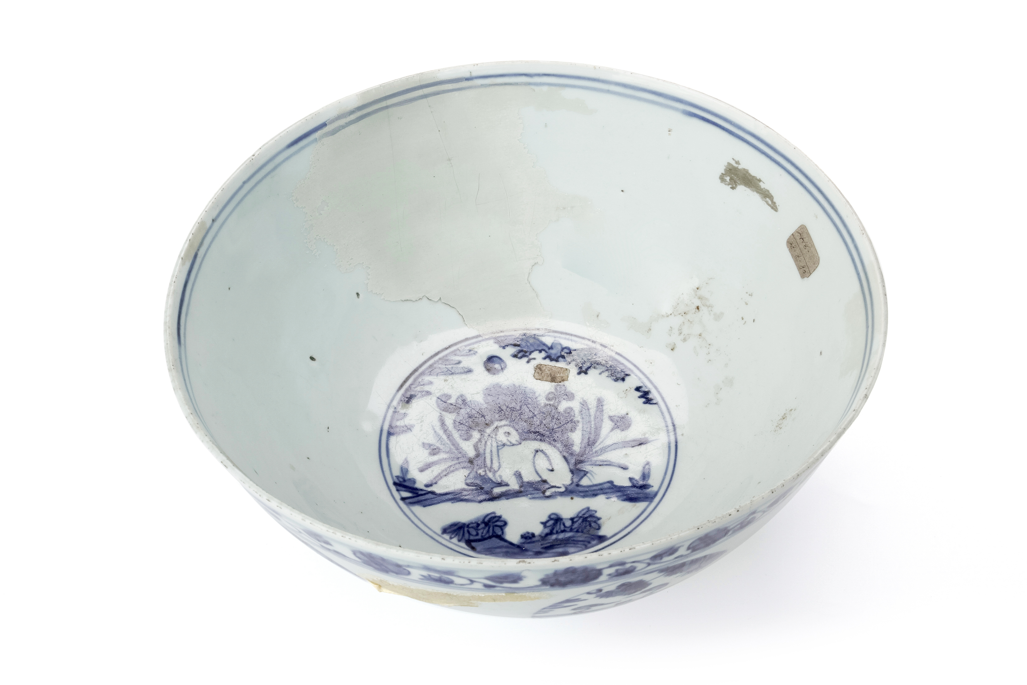 A LARGE BLUE AND WHITE PORCELAIN 'DEER AND EGRET' BOWL - Image 2 of 3