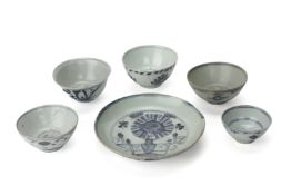 A GROUP OF BLUE AND WHITE PORCELAIN BOWLS AND A DISH