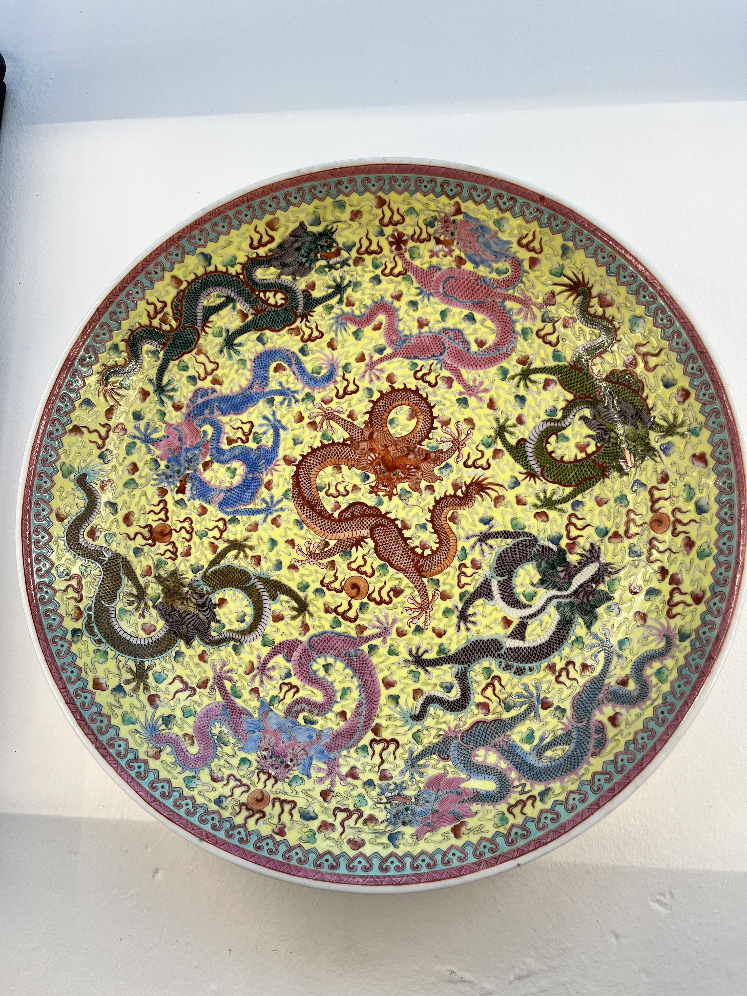 A LARGE YELLOW GROUND FAMILLE ROSE DRAGON DISH - Image 6 of 13