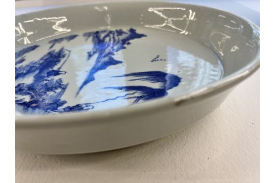 A BLUE AND WHITE SHALLOW PORCELAIN DISH - Image 9 of 13