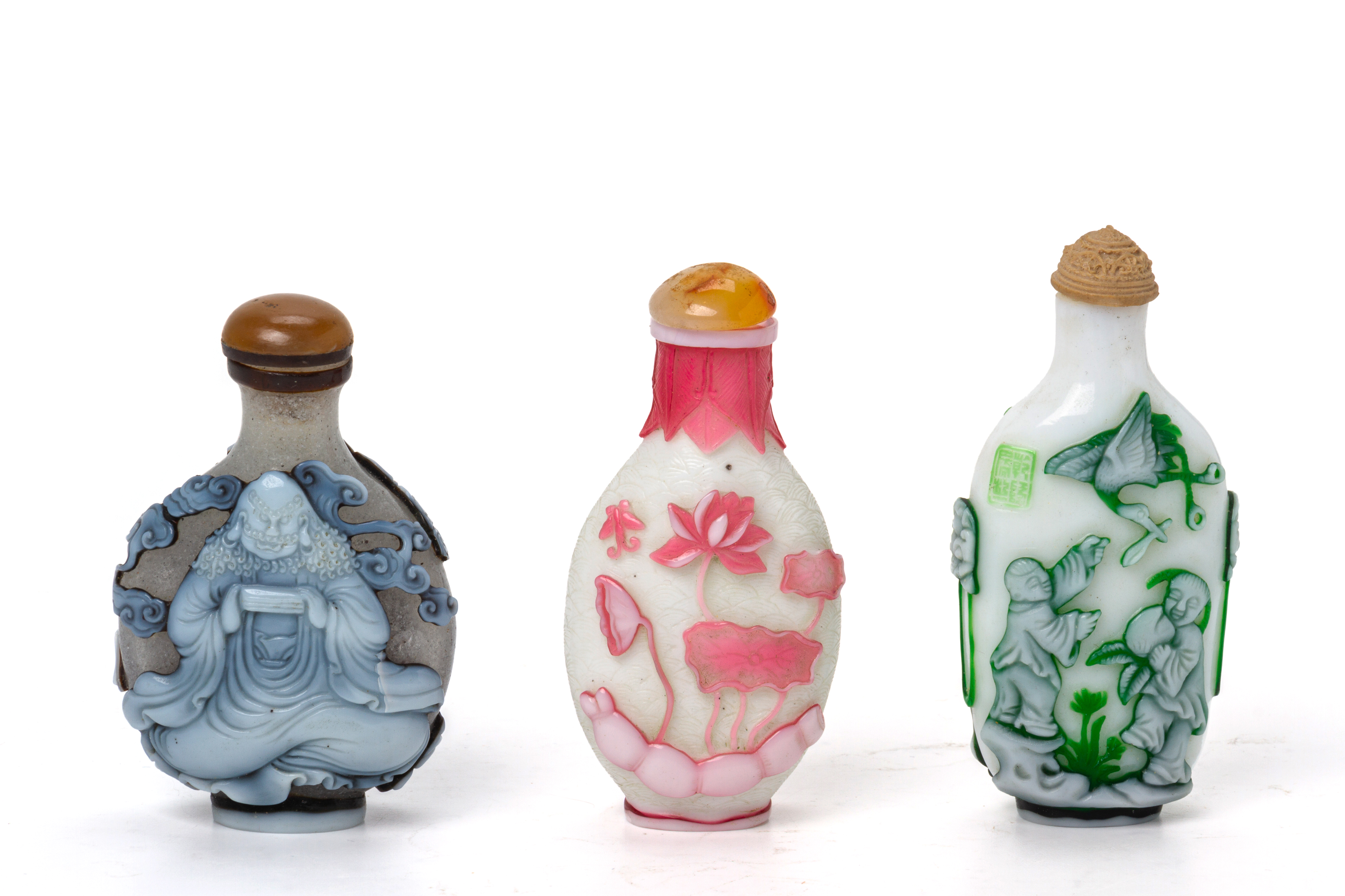 A GROUP OF THREE OVERLAID GLASS SNUFF BOTTLES - Image 2 of 2