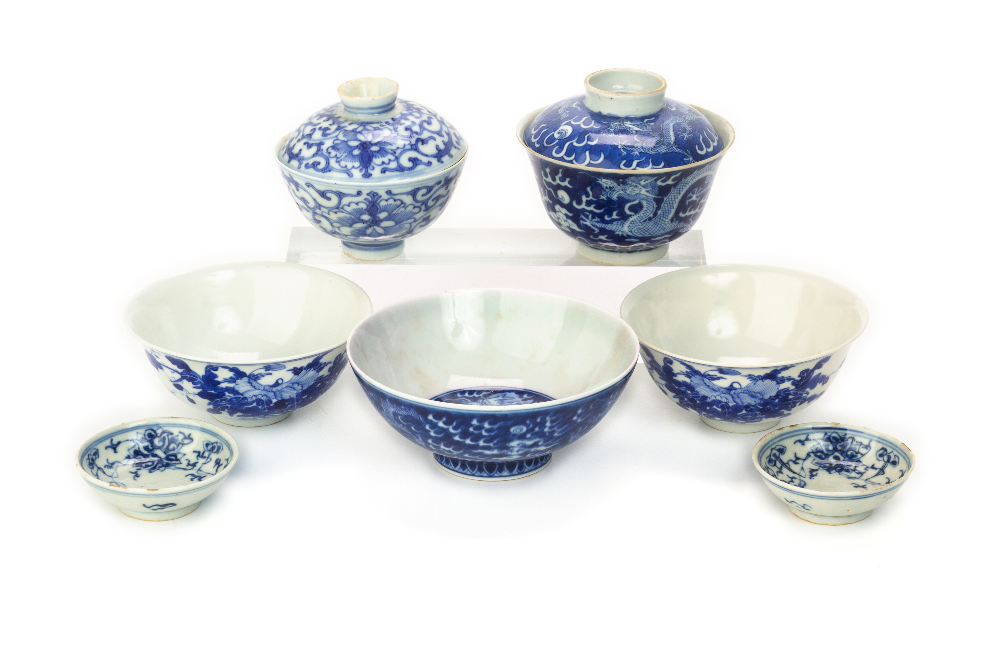 A GROUP OF BLUE AND WHITE PORCELAIN BOWLS