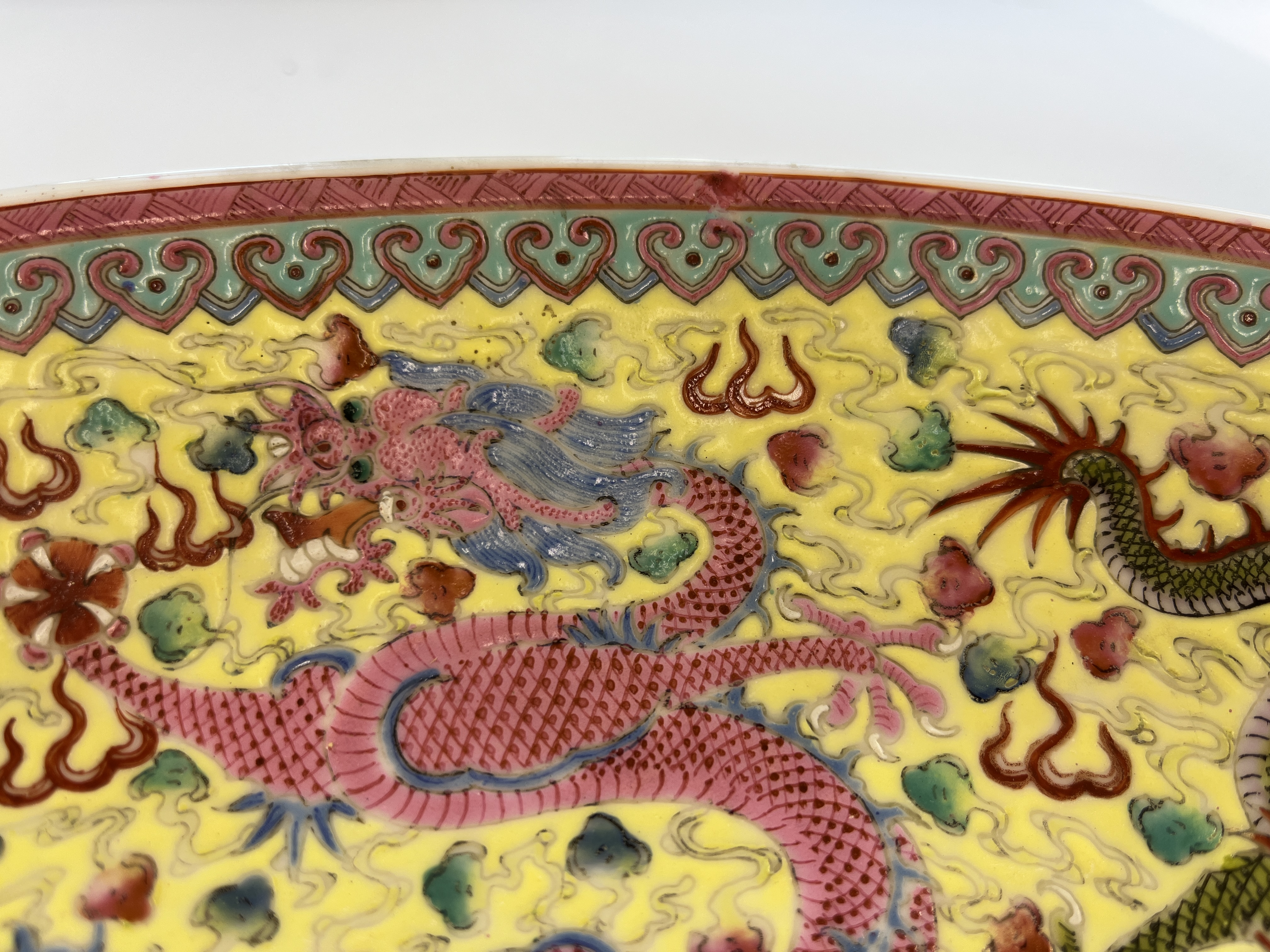 A LARGE YELLOW GROUND FAMILLE ROSE DRAGON DISH - Image 7 of 13