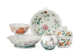 A GROUP OF FIVE CHINESE FAMILLE ROSE PORCELAIN ITEMS