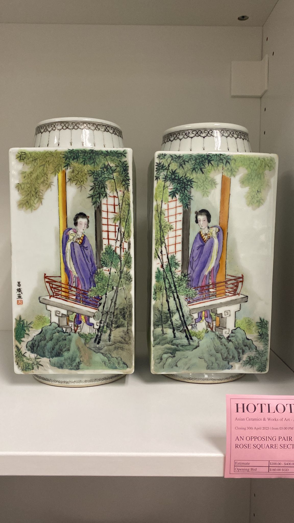 AN OPPOSING PAIR OF FAMILLE ROSE SQUARE SECTION VASES - Image 8 of 17