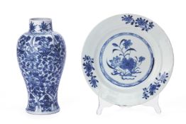 A CHINESE EXPORT BLUE AND WHITE PORCELAIN VASE AND A PLATE