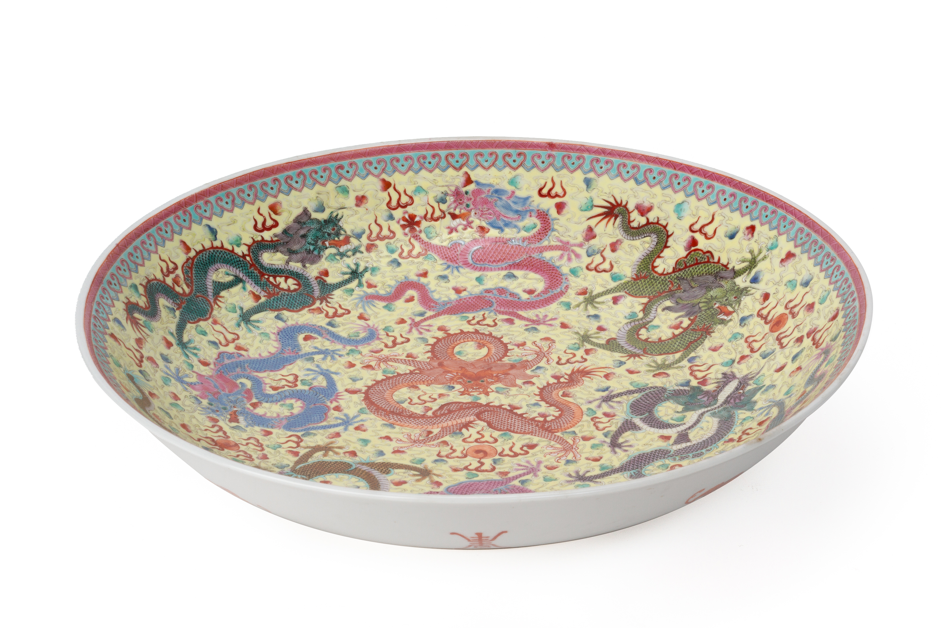 A LARGE YELLOW GROUND FAMILLE ROSE DRAGON DISH - Image 3 of 13