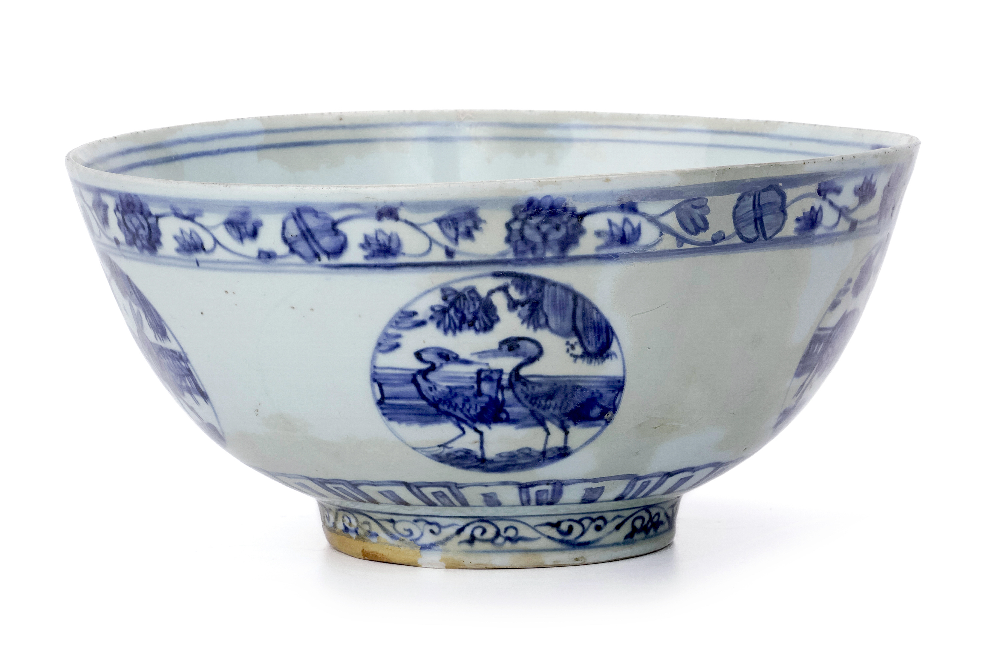 A LARGE BLUE AND WHITE PORCELAIN 'DEER AND EGRET' BOWL