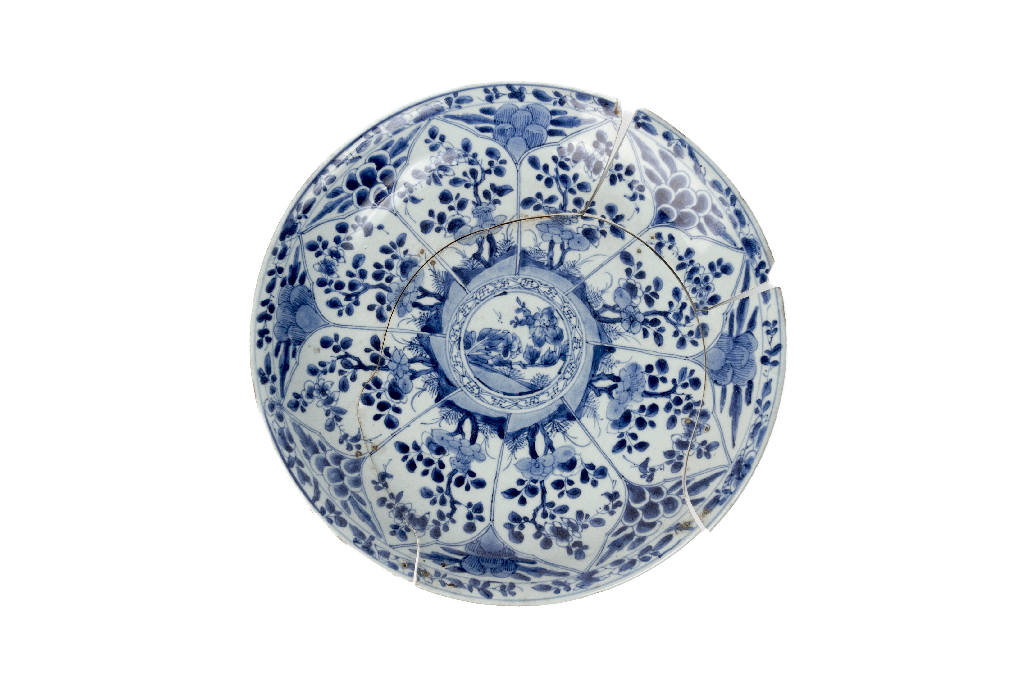 A BLUE AND WHITE PORCELAIN CHARGER (FOR RESTORATION) - Image 2 of 3