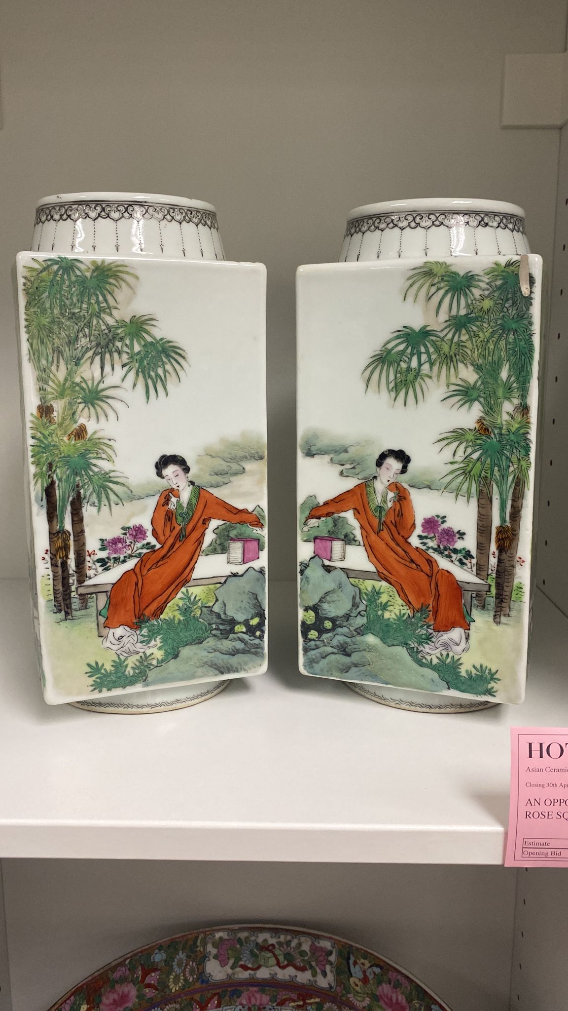 AN OPPOSING PAIR OF FAMILLE ROSE SQUARE SECTION VASES - Image 5 of 17