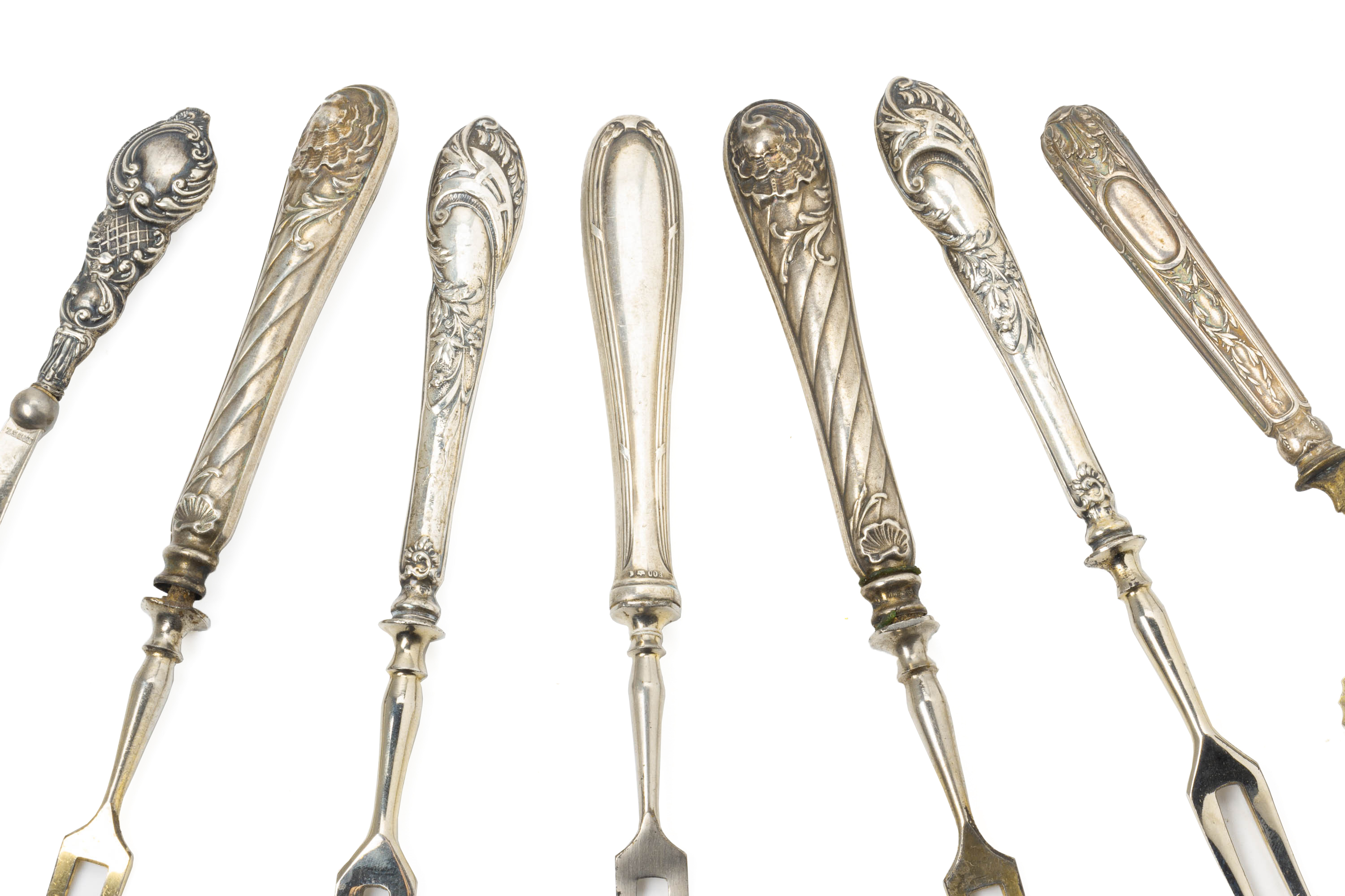 A GROUP OF ASSORTED SILVER AND SILVER PLATED CUTLERY - Image 4 of 4