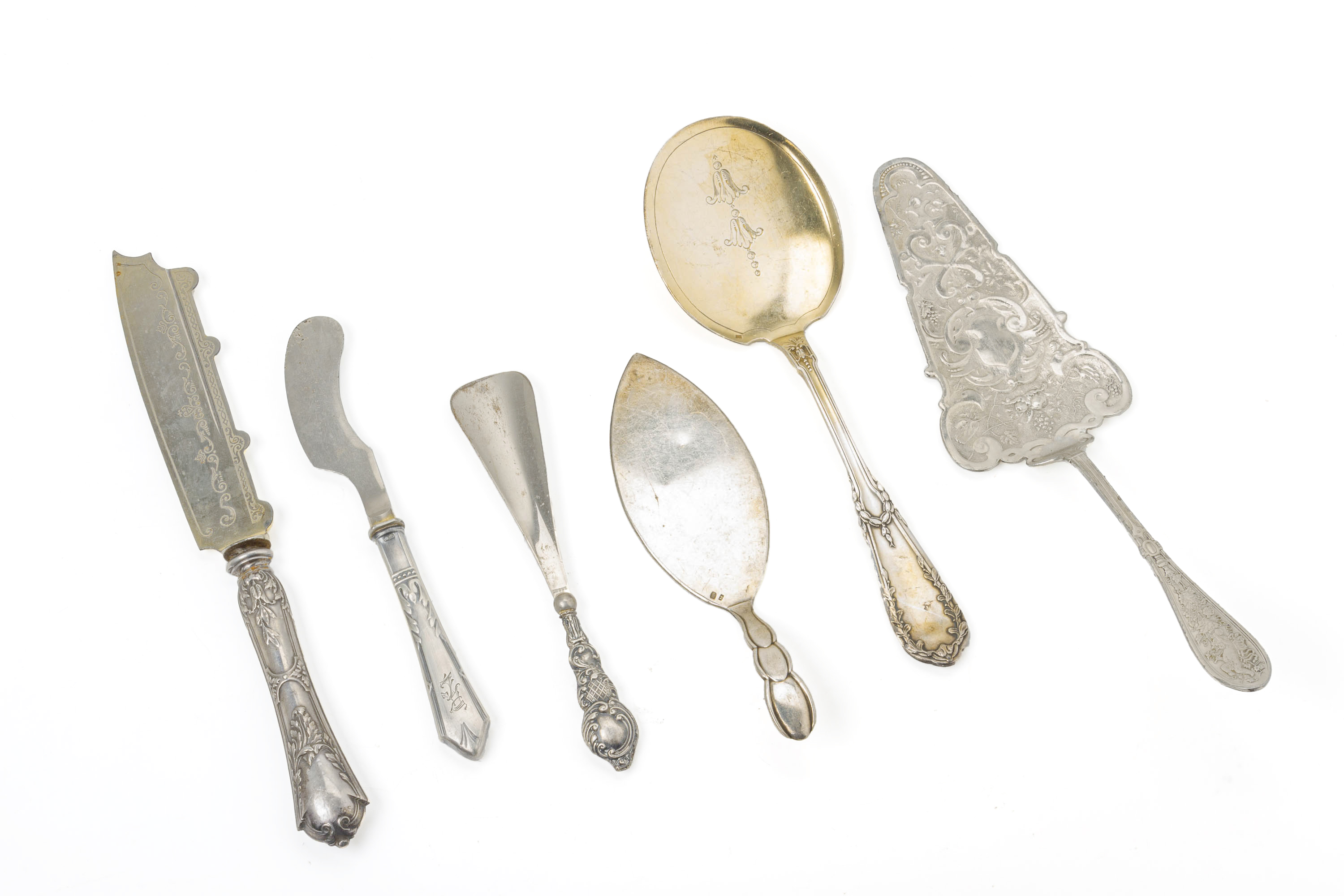 A GROUP OF ASSORTED SILVER AND SILVER PLATED CUTLERY - Image 2 of 4