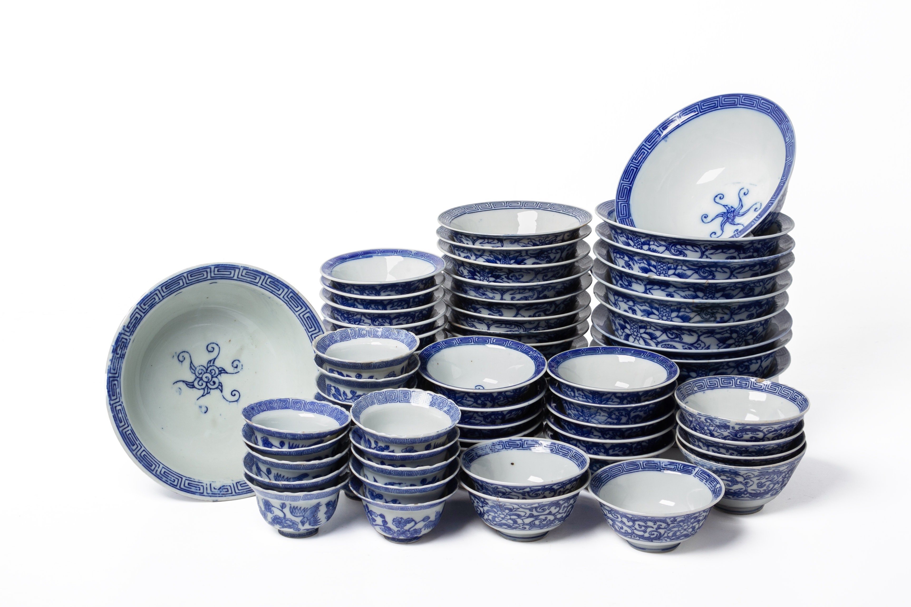 A LARGE QUANTITY OF BLUE AND WHITE PRINTED DINNERWARE - Image 2 of 7