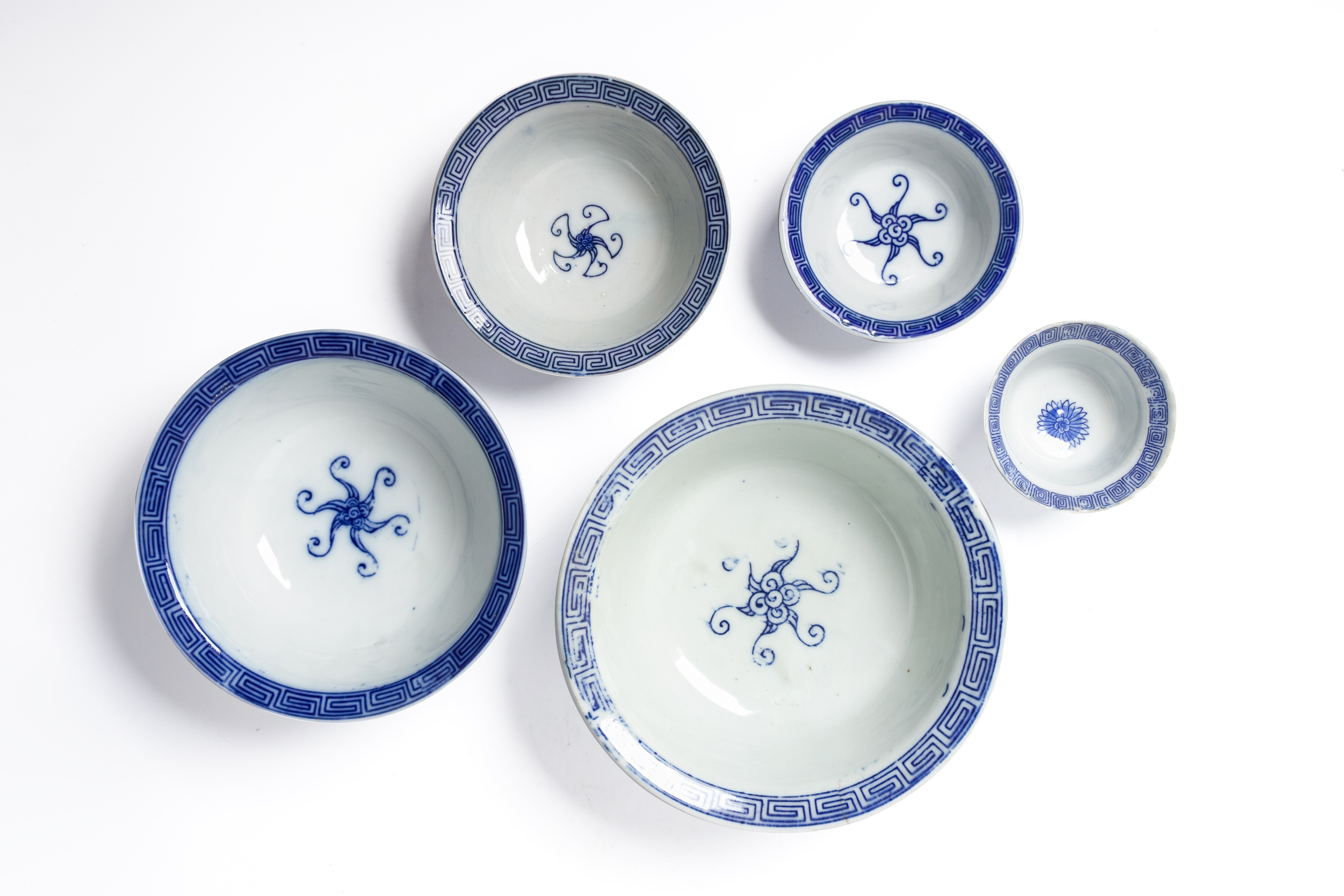 A LARGE QUANTITY OF BLUE AND WHITE PRINTED DINNERWARE - Image 3 of 7