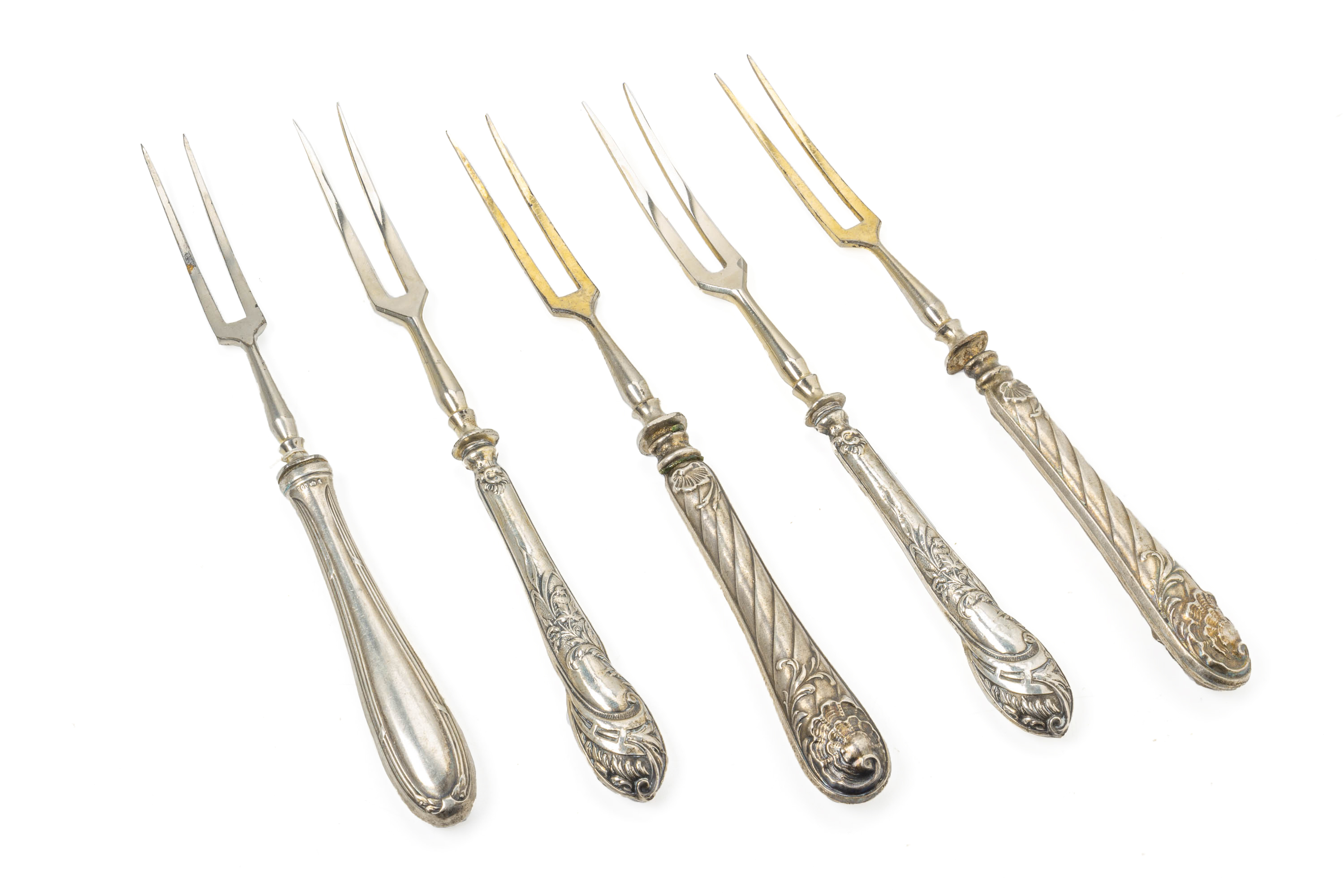 A GROUP OF ASSORTED SILVER AND SILVER PLATED CUTLERY - Image 3 of 4