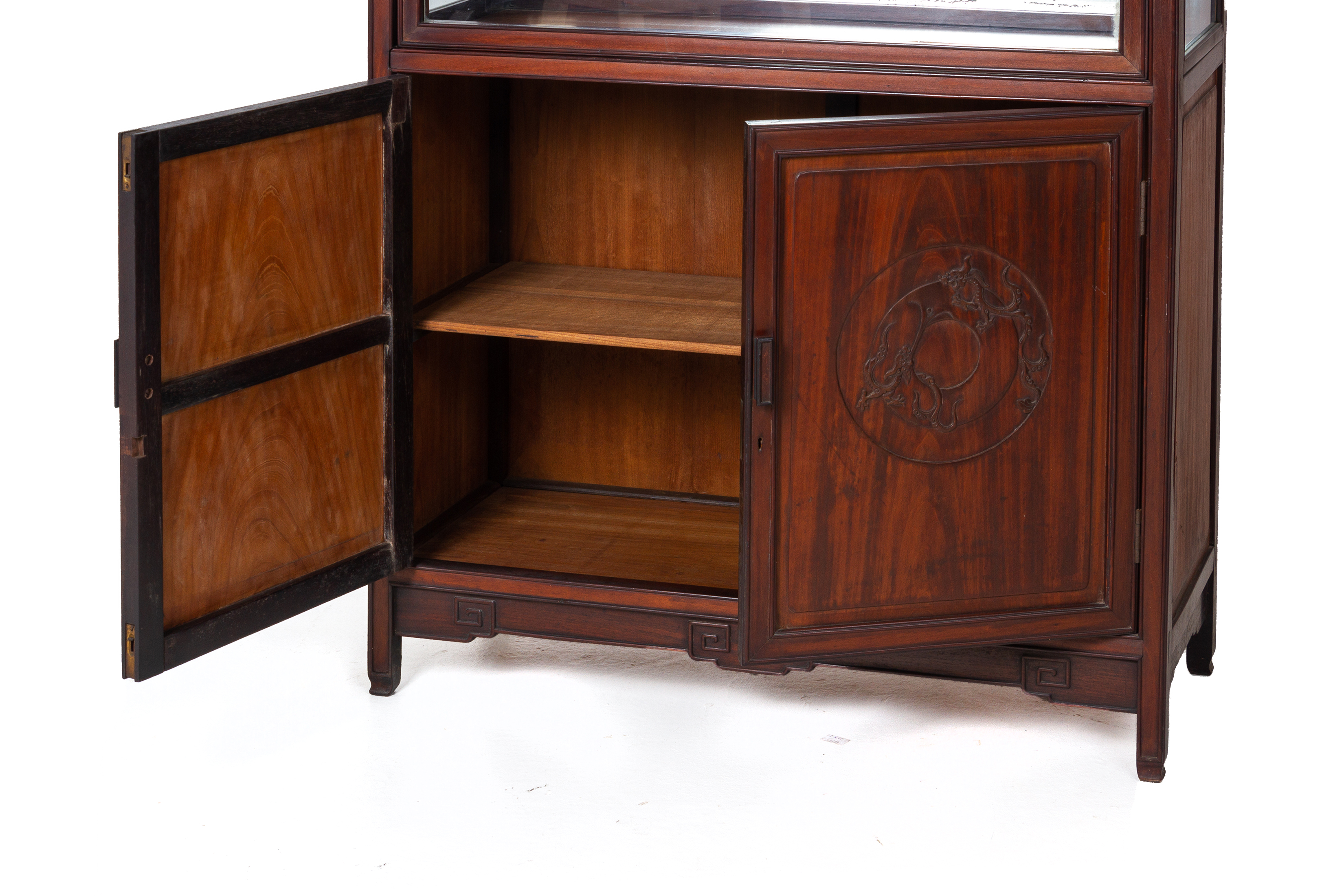 A ROSEWOOD GLAZED DISPLAY CABINET - Image 4 of 4